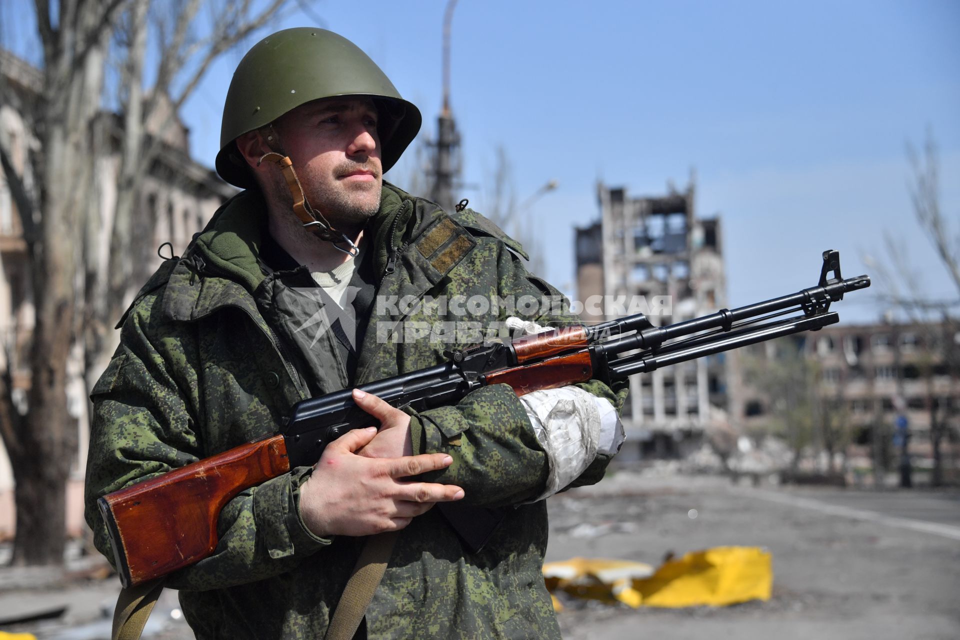 Мариуполь, Донецкая народная республика. Военнослужащий ДНР на улице города.