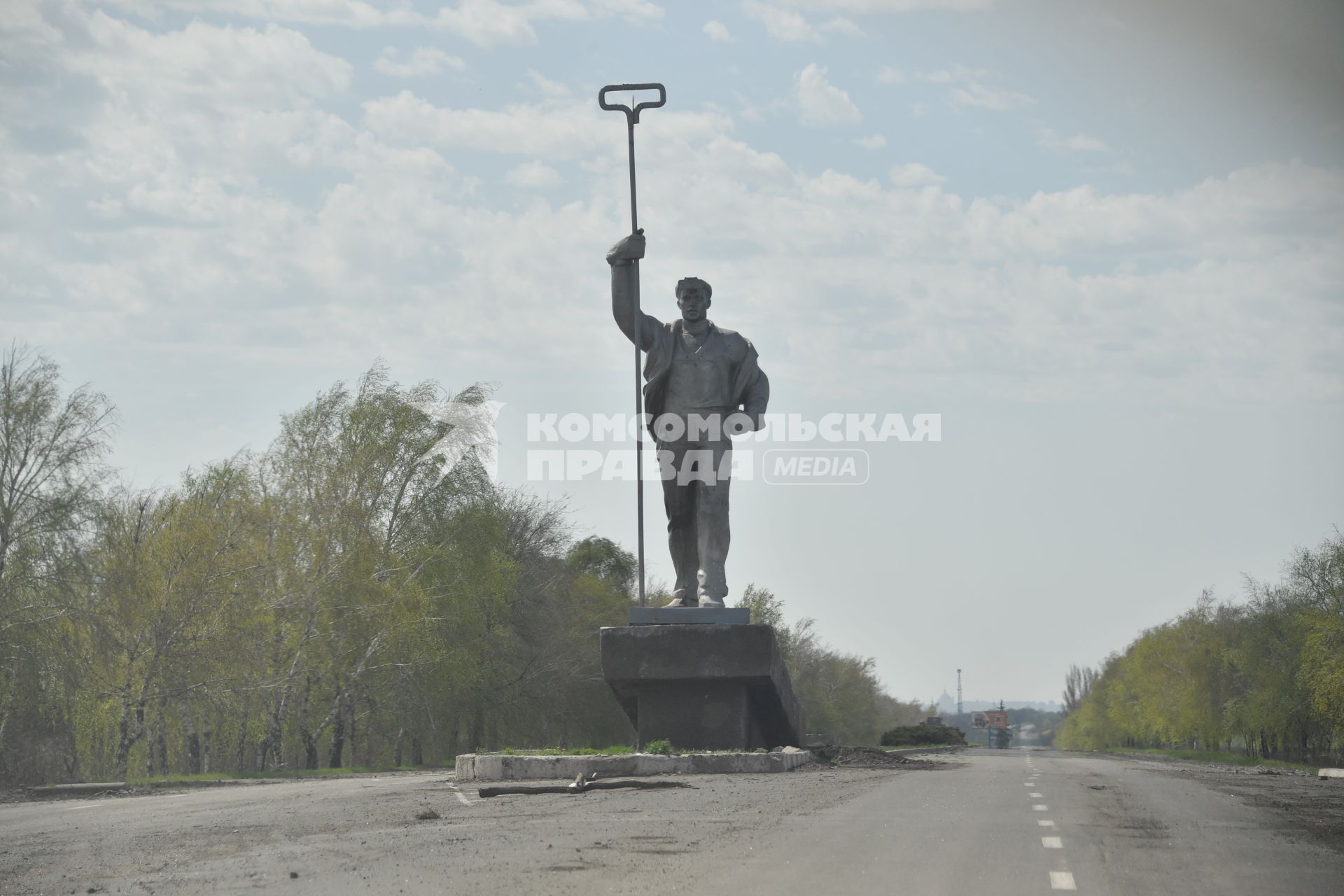 Мариуполь, Донецкая народная республика. Статуя сталевара.