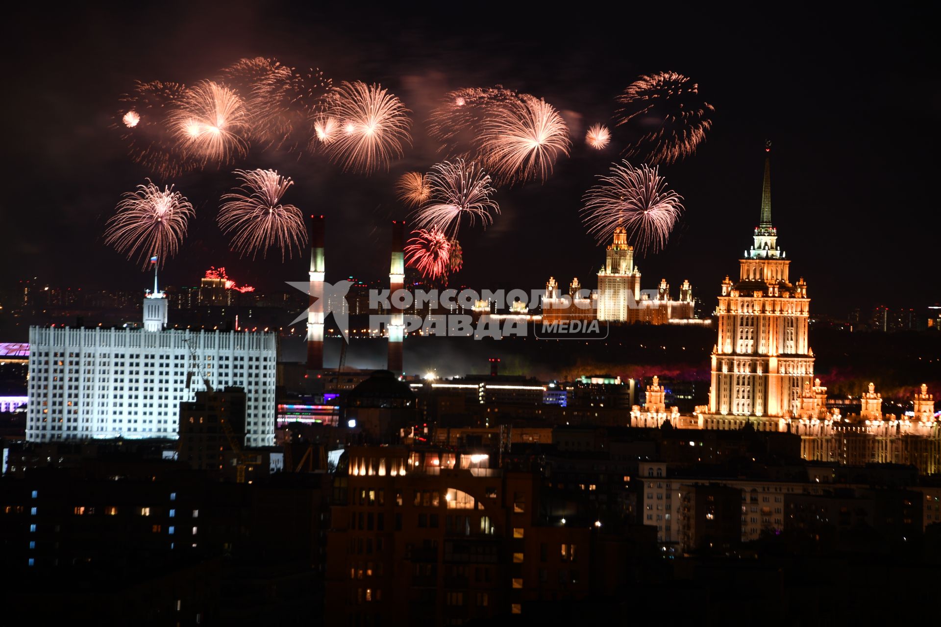 Москва. Салют в Москве в честь 77-летия Победы в Великой Отечественной войне.