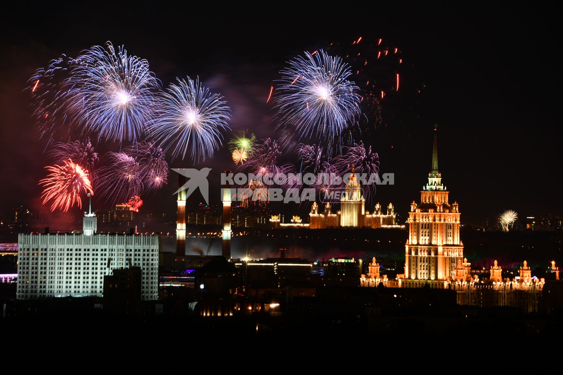 Москва. Салют в Москве в честь 77-летия Победы в Великой Отечественной войне.