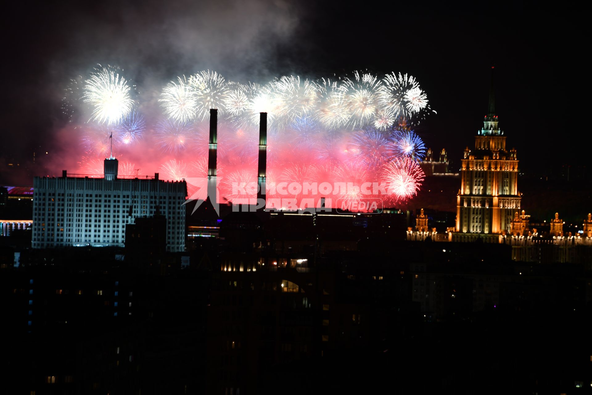 Москва. Салют в Москве в честь 77-летия Победы в Великой Отечественной войне.