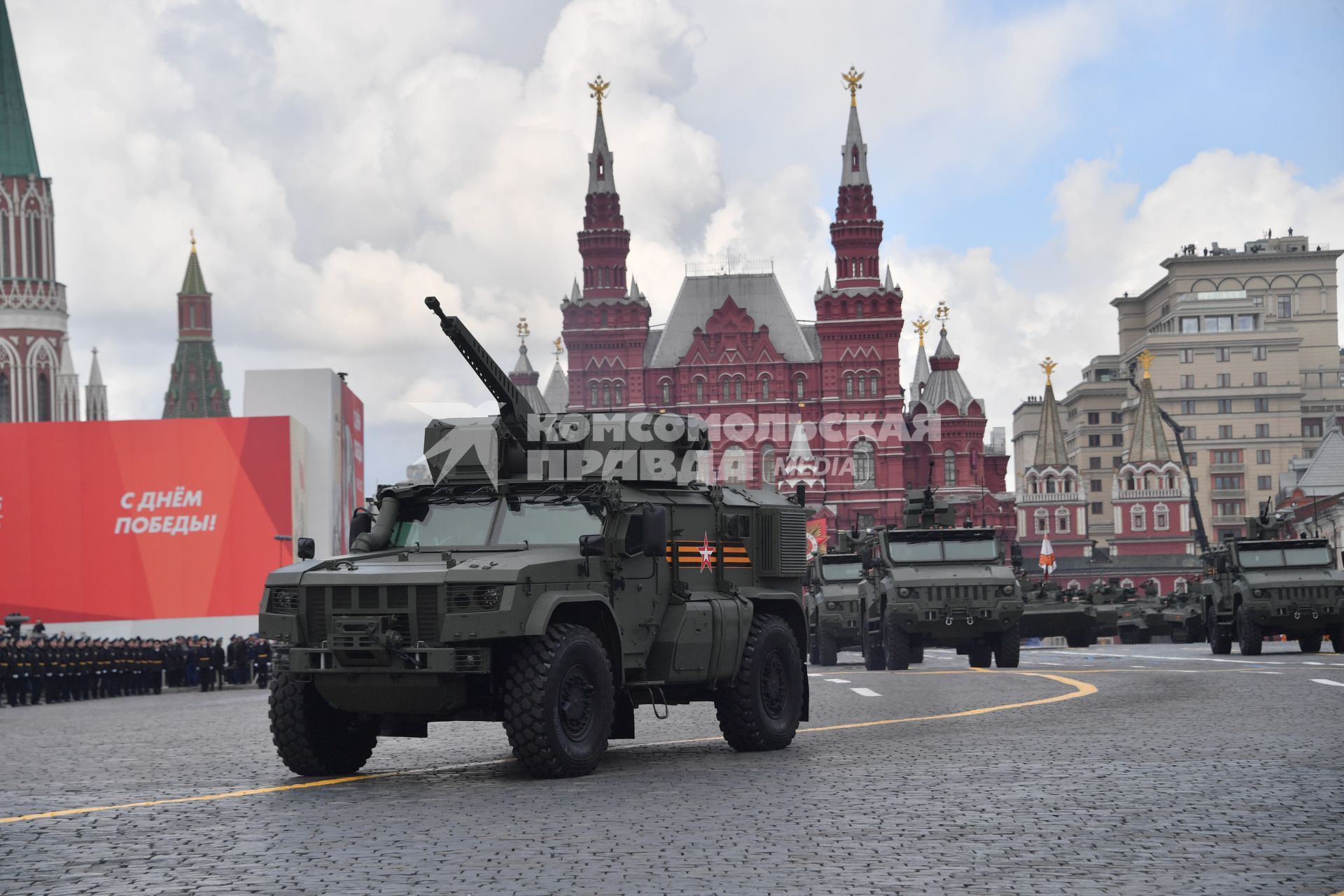 Москва. Бронеавтомобили `Тайфун-ВДВ` с дистанционно-управляемым боевым модулем  во время военного парада, посвященного 77-й годовщине Победы в Великой Отечественной войне.