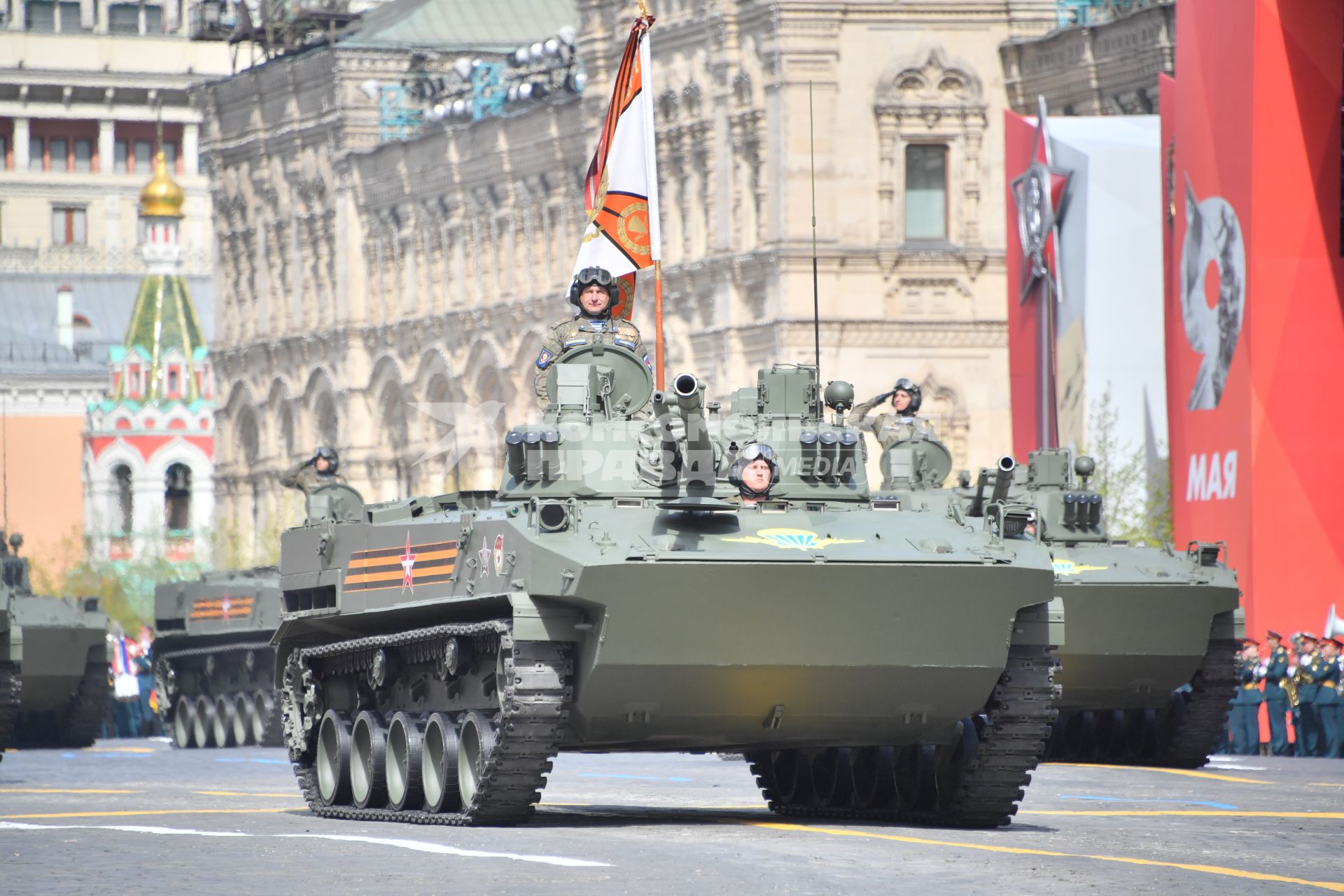 Москва. Боевые машины десанта БМД-4М во время военного парада, посвященного 77-й годовщине Победы в Великой Отечественной войне.