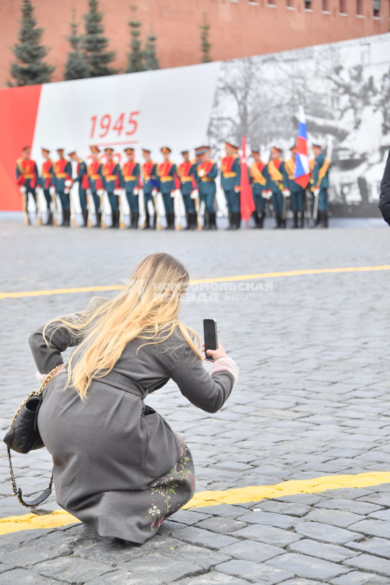 Москва. Девушка фотографирует на мобильный телефон военнослужащих перед началом военного парада, посвященного 77-й годовщине Победы в Великой Отечественной войне.