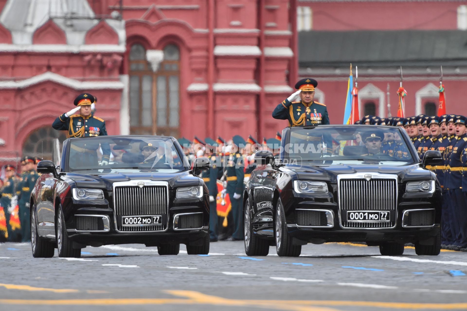 Москва. Главнокомандующий Сухопутными войсками, генерал армии Олег Салюков (слева) и министр обороны РФ Сергей Шойгу во время военного парада, посвященного 77-й годовщине Победы в Великой Отечественной войне.