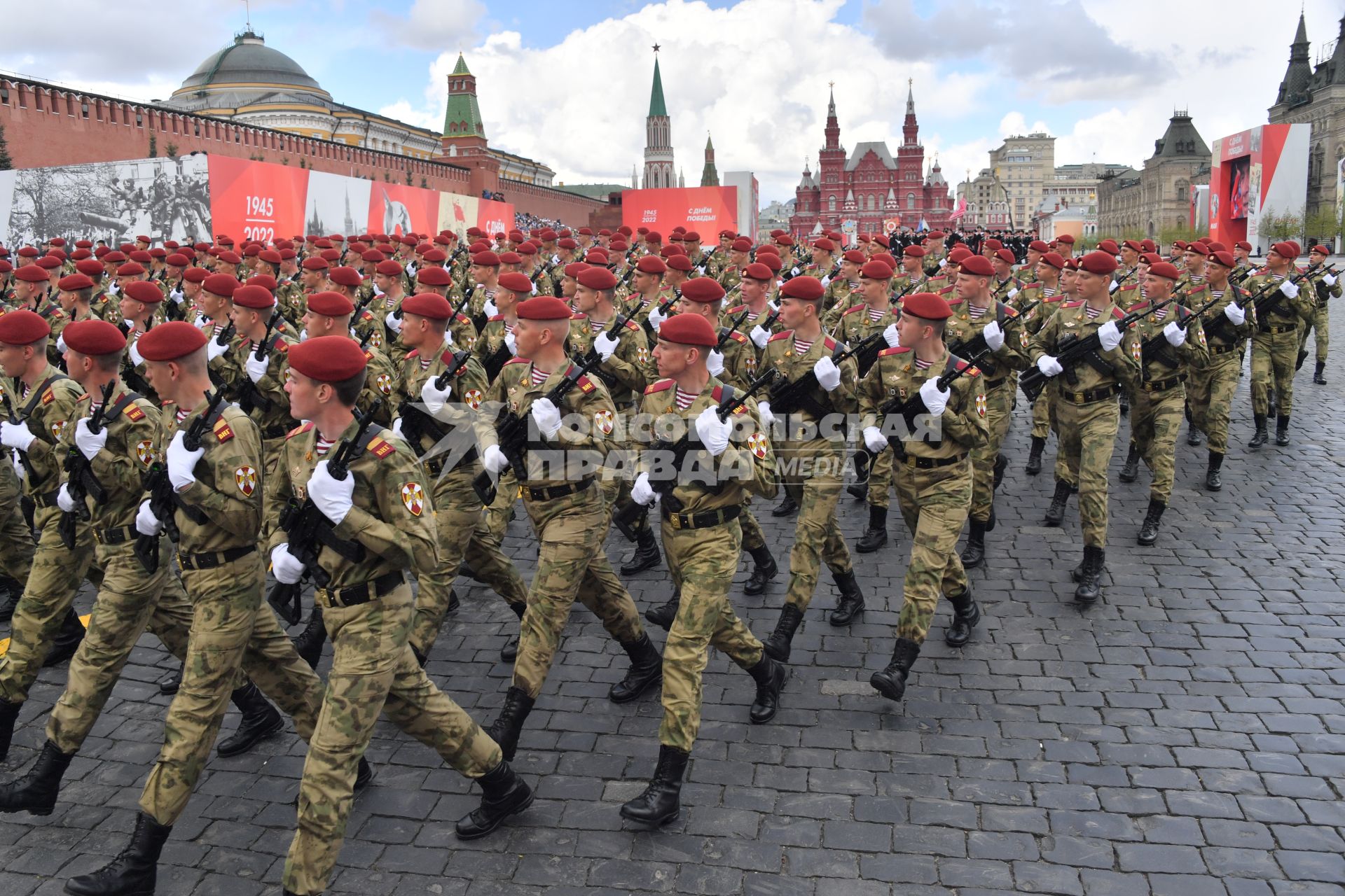 Москва. Курсанты во время военного парада, посвященного 77-й годовщине Победы в Великой Отечественной войне.