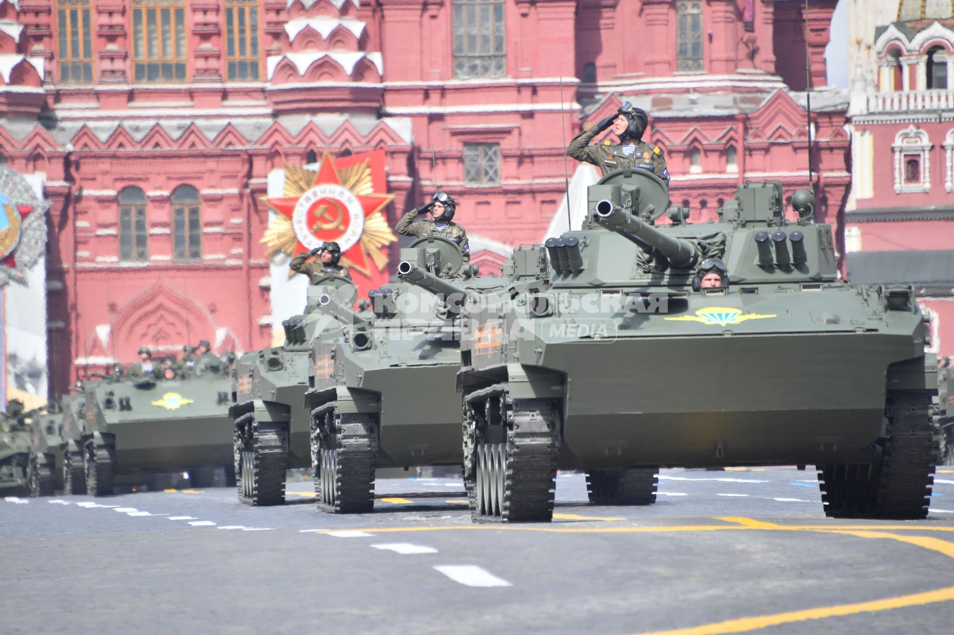 Москва. Боевые машины десанта БМД-4М во время военного парада, посвященного 77-й годовщине Победы в Великой Отечественной войне.