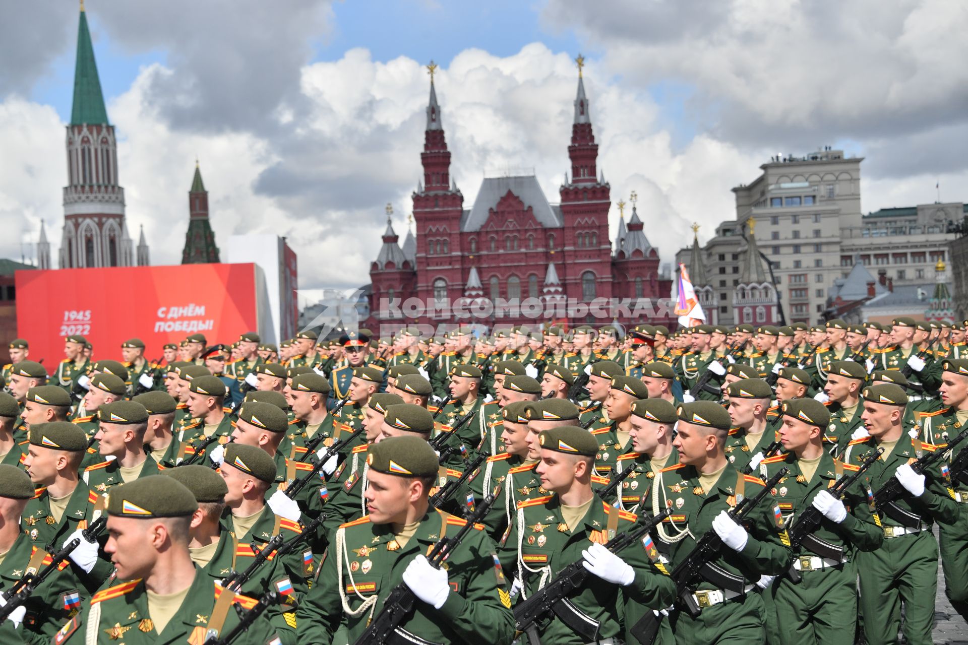 Москва. Курсанты во время военного парада, посвященного 77-й годовщине Победы в Великой Отечественной войне.