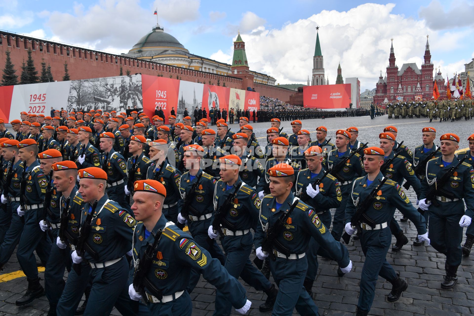 Москва. Курсанты во время военного парада, посвященного 77-й годовщине Победы в Великой Отечественной войне.