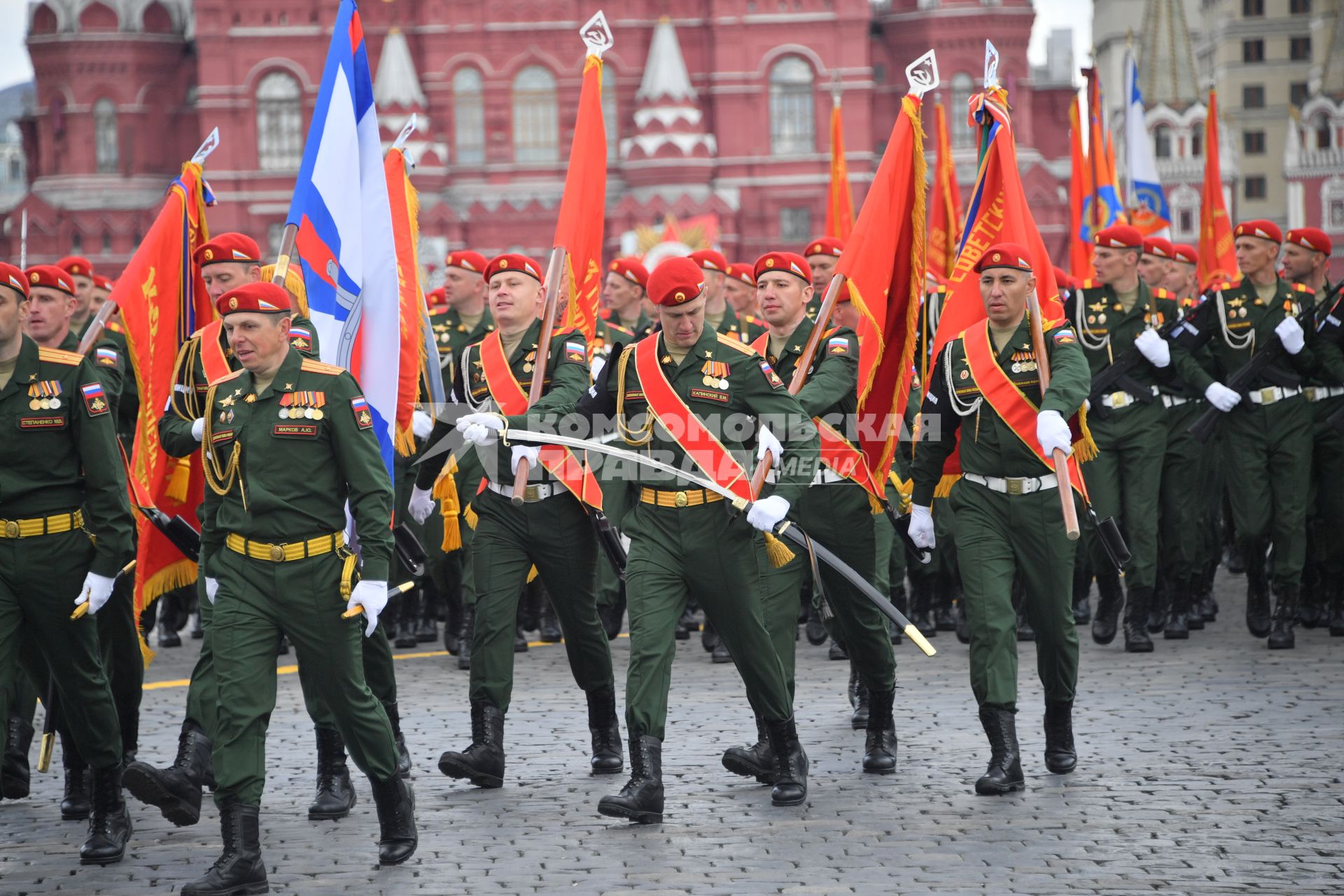 Москва. Военнослужащие во время военного парада, посвященного 77-й годовщине Победы в Великой Отечественной войне.