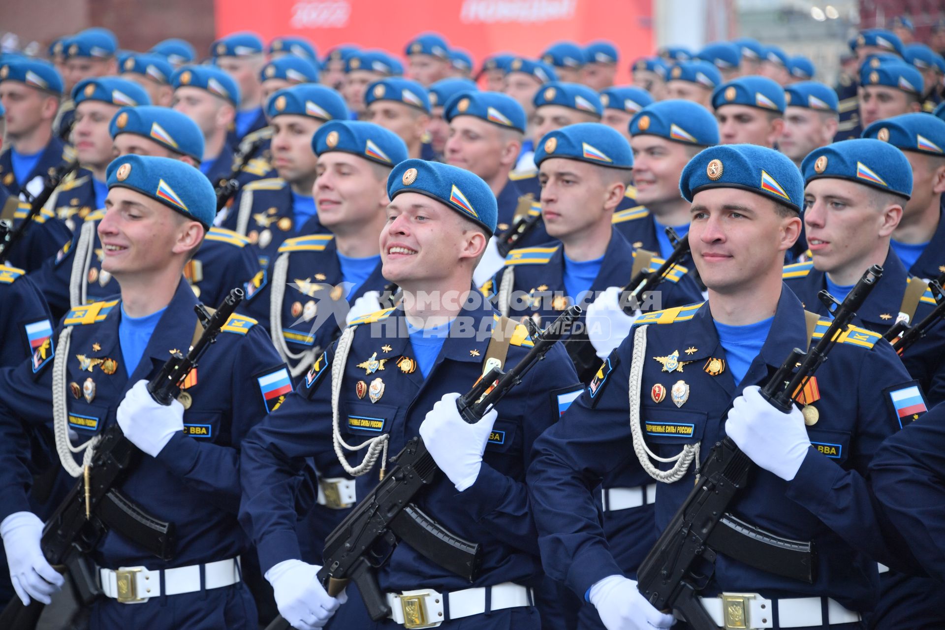 Москва. Курсанты Рязанского гвардейского высшего воздушно-десантного училища имени генерала армии В. Ф. Маргелова во время военного парада, посвященного 77-й годовщине Победы в Великой Отечественной войне.