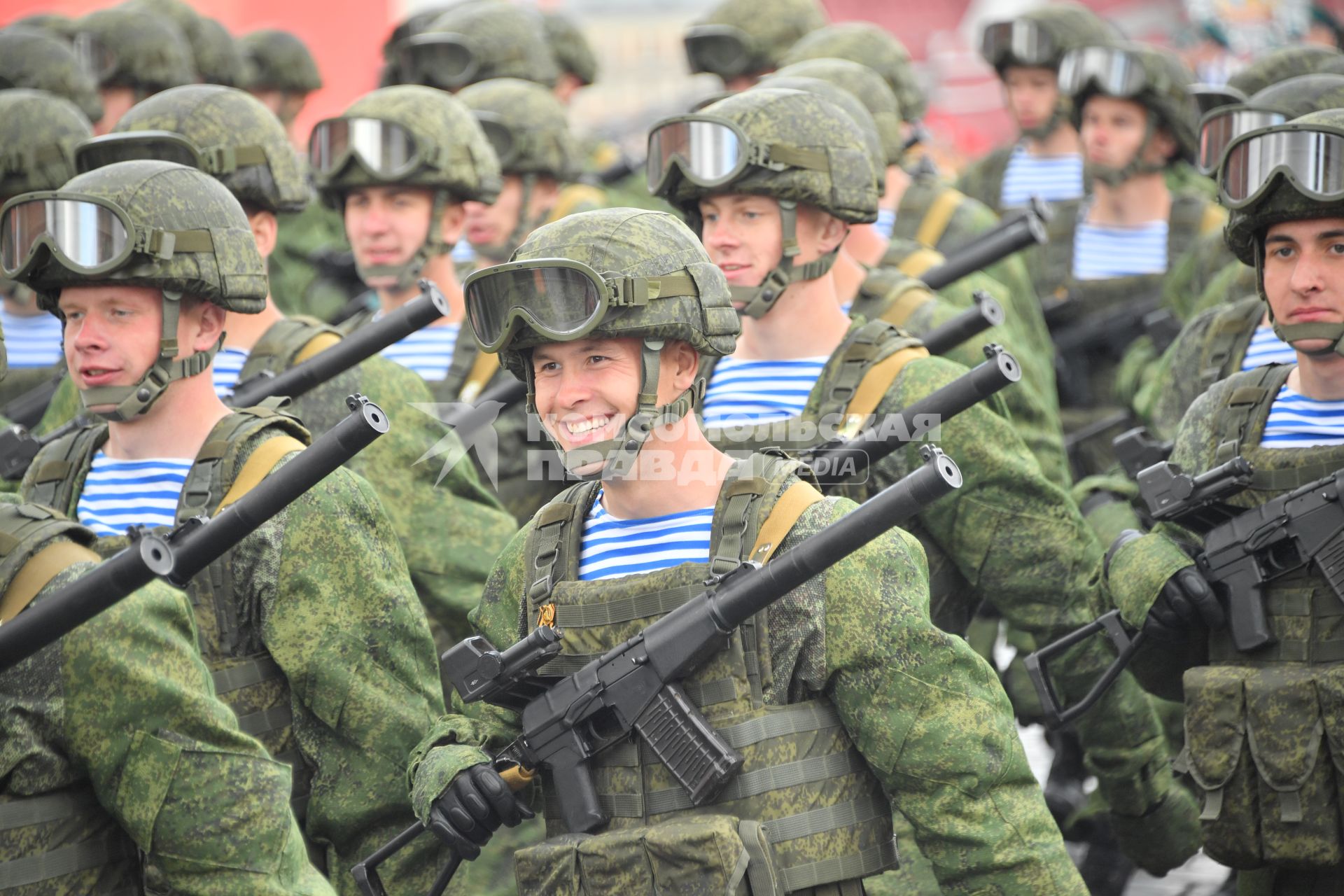 Москва. Военнослужащие воздушно-десантных войск во время военного парада, посвященного 77-й годовщине Победы в Великой Отечественной войне.