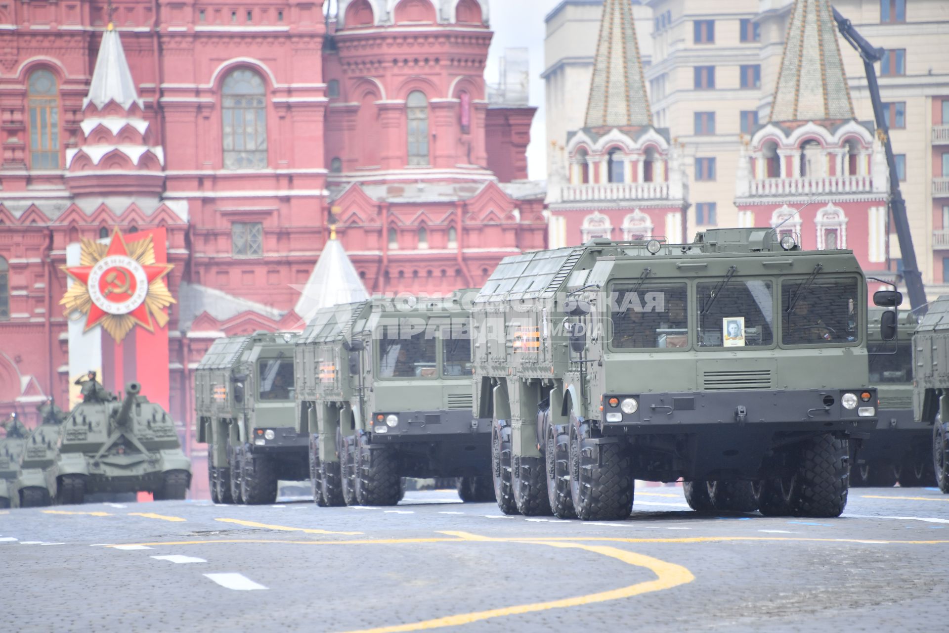 Москва. Оперативно-тактический ракетный комплекс (ОТРК) `Искандер-М`  во время военного парада, посвященного 77-й годовщине Победы в Великой Отечественной войне.