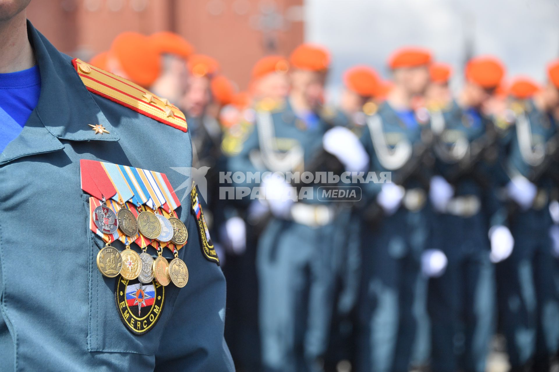 Москва. Военнослужащие МЧС во время военного парада, посвященного 77-й годовщине Победы в Великой Отечественной войне.