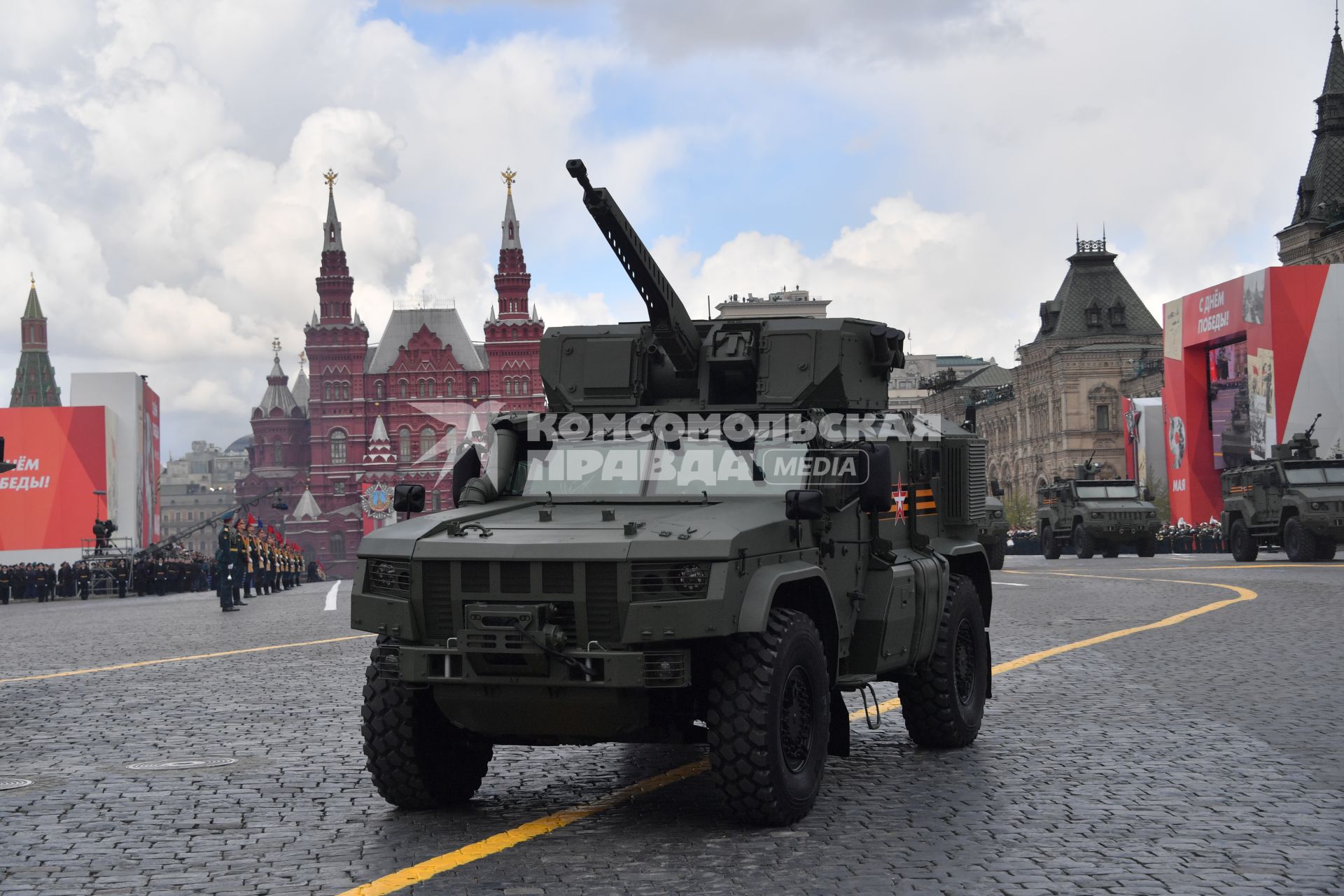 Москва. Бронеавтомобили `Тайфун-ВДВ` с дистанционно-управляемым боевым модулем  во время военного парада, посвященного 77-й годовщине Победы в Великой Отечественной войне.