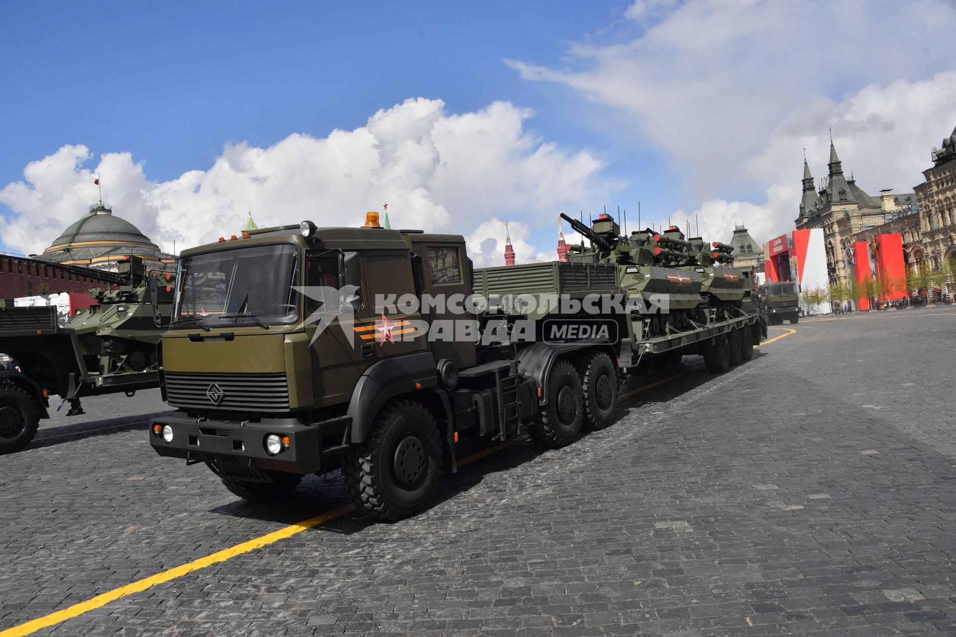 Москва. Боевые робототехнические комплексы (РТК) `Уран-9` во время военного парада, посвященного 77-й годовщине Победы в Великой Отечественной войне.