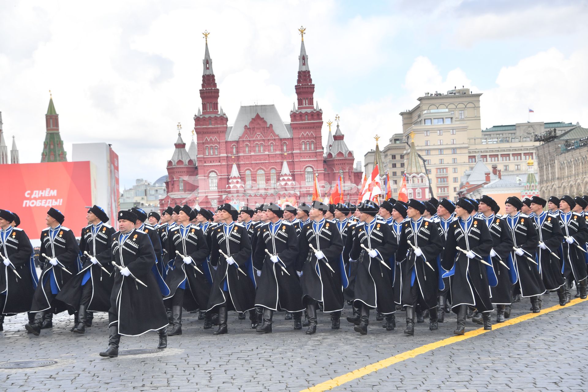 Москва. Парадный расчет Всероссийского кубанского общества во время военного парада, посвященного 77-й годовщине Победы в Великой Отечественной войне.