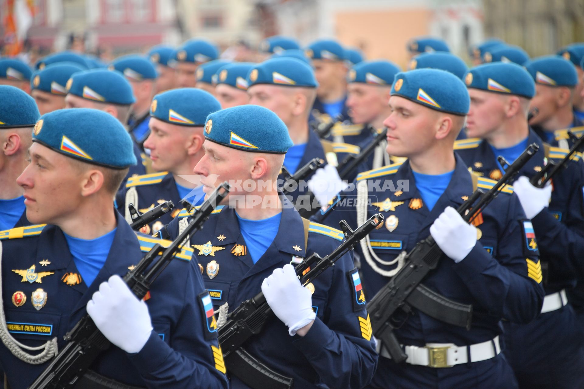 Москва. Курсанты Рязанского гвардейского высшего воздушно-десантного училища имени генерала армии В. Ф. Маргелова во время военного парада, посвященного 77-й годовщине Победы в Великой Отечественной войне.