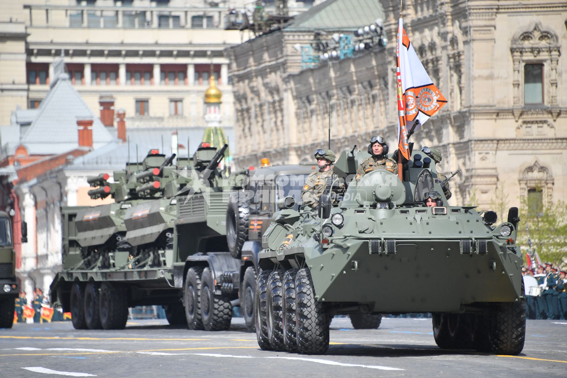 Москва. Бронетранспортер во время военного парада, посвященного 77-й годовщине Победы в Великой Отечественной войне.