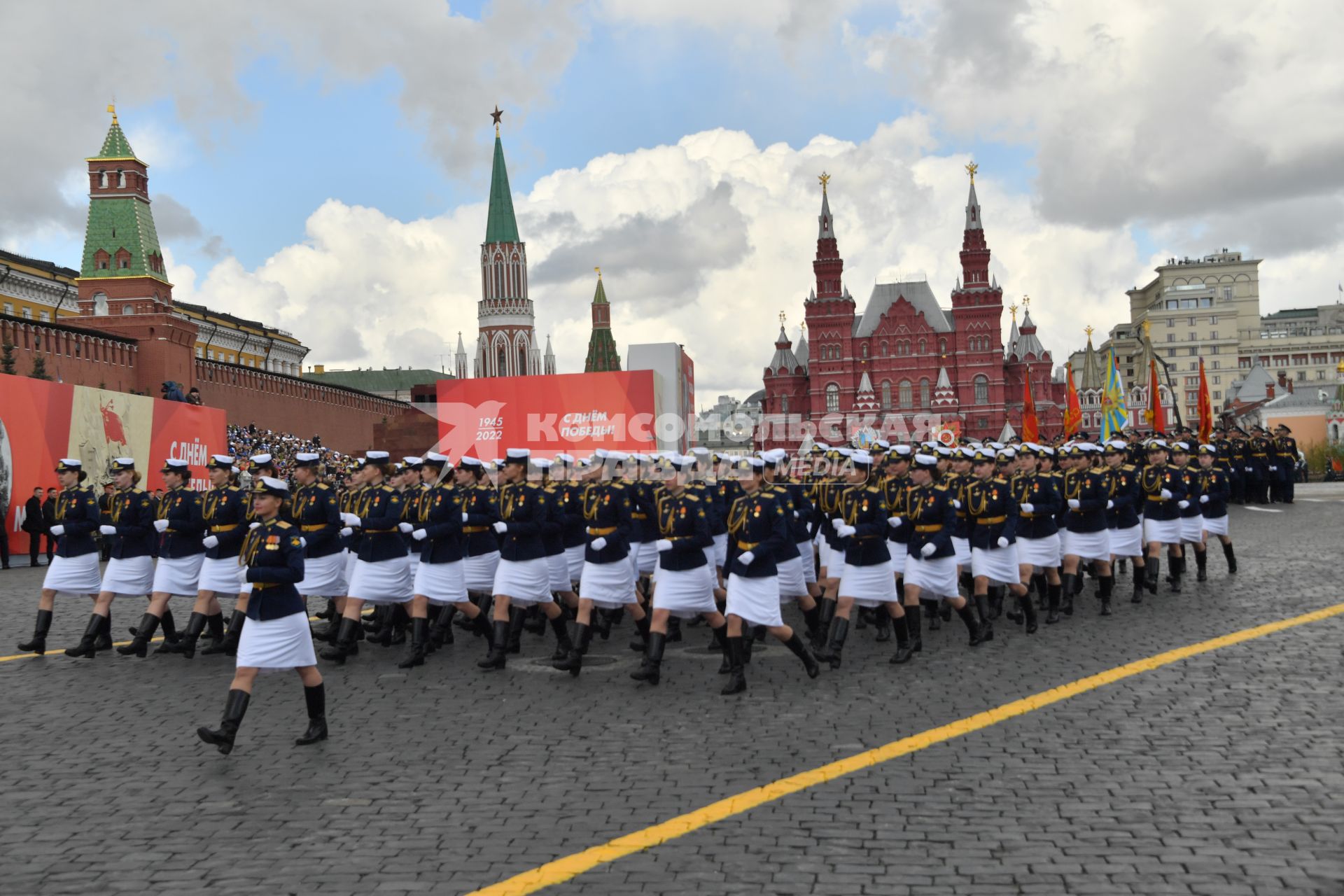 Москва. Парадный расчет женщин-военнослужащих во время военного парада, посвященного 77-й годовщине Победы в Великой Отечественной войне.