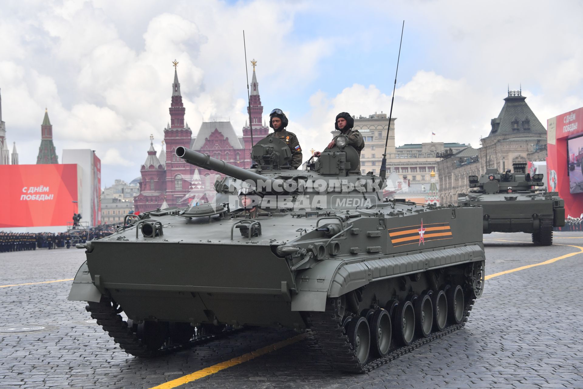 Москва. Боевая машина пехоты (БМП) во время военного парада, посвященного 77-й годовщине Победы в Великой Отечественной войне.