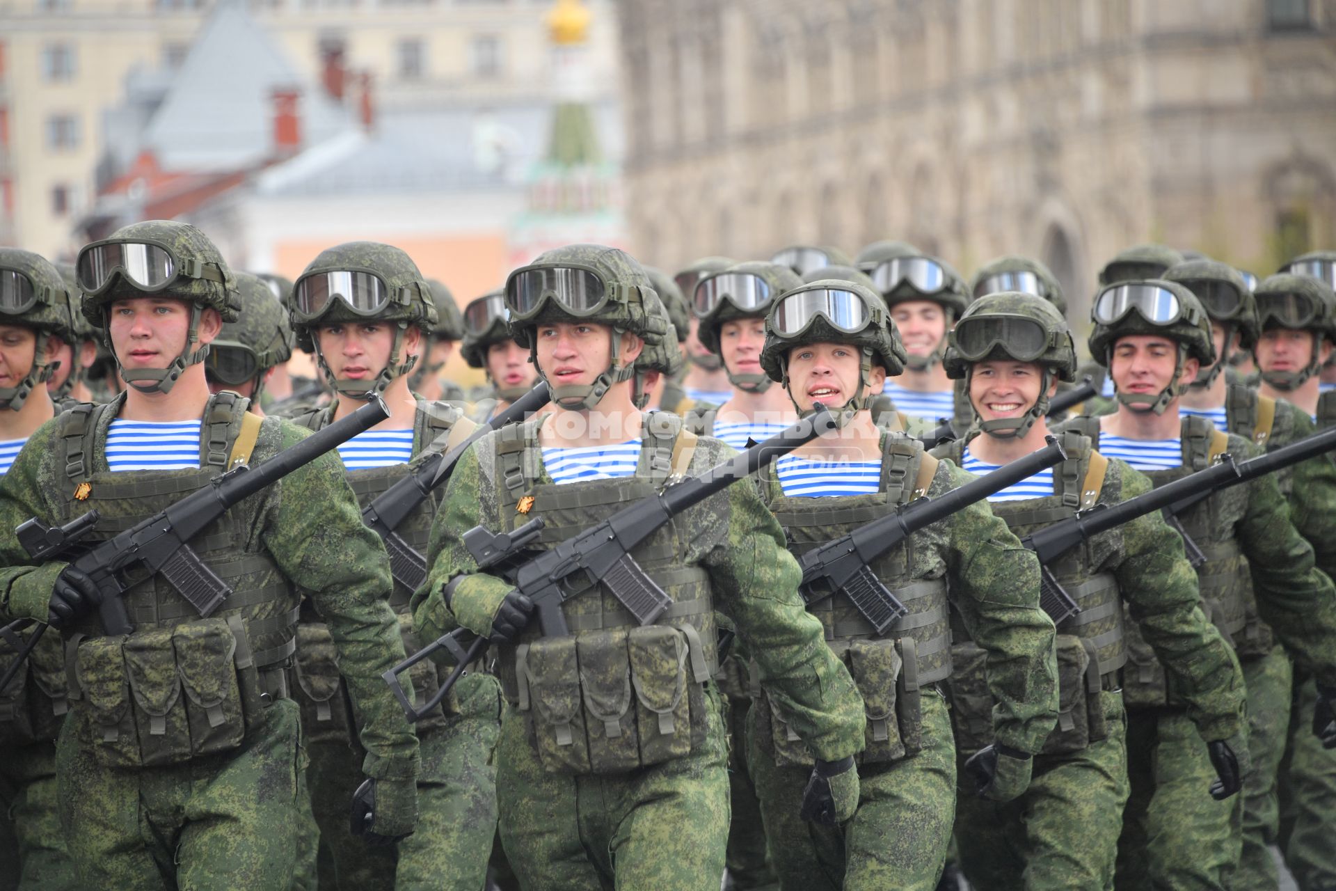 Москва. Военнослужащие воздушно-десантных войск во время военного парада, посвященного 77-й годовщине Победы в Великой Отечественной войне.