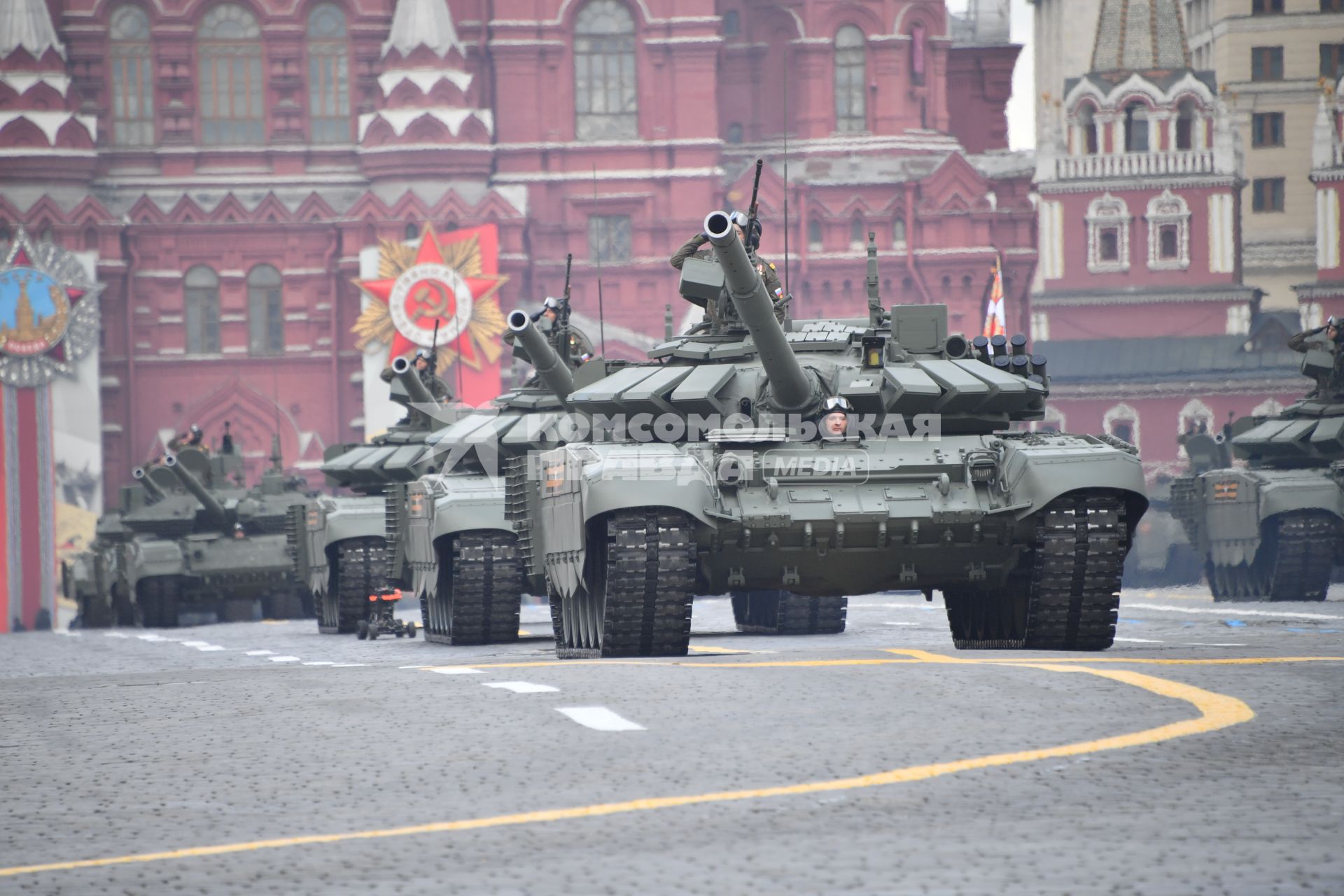 Москва. Танки Т-72Б3М во время военного парада, посвященного 77-й годовщине Победы в Великой Отечественной войне.