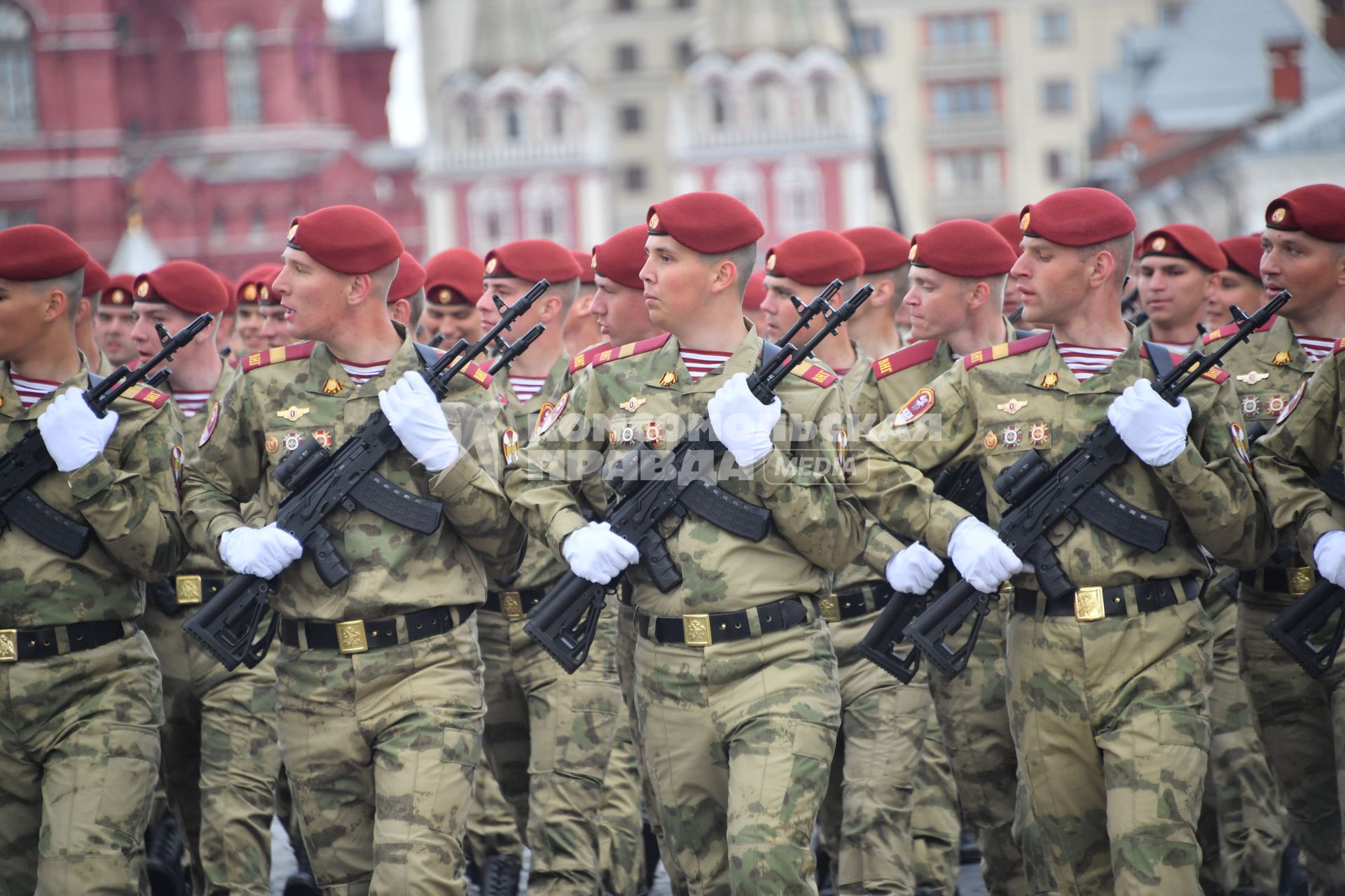 Москва. Курсанты во время военного парада, посвященного 77-й годовщине Победы в Великой Отечественной войне.