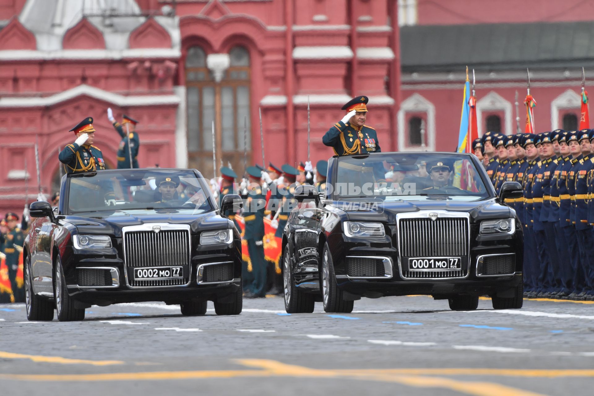 Москва. Главнокомандующий Сухопутными войсками, генерал армии Олег Салюков (слева) и министр обороны РФ Сергей Шойгу во время военного парада, посвященного 77-й годовщине Победы в Великой Отечественной войне.