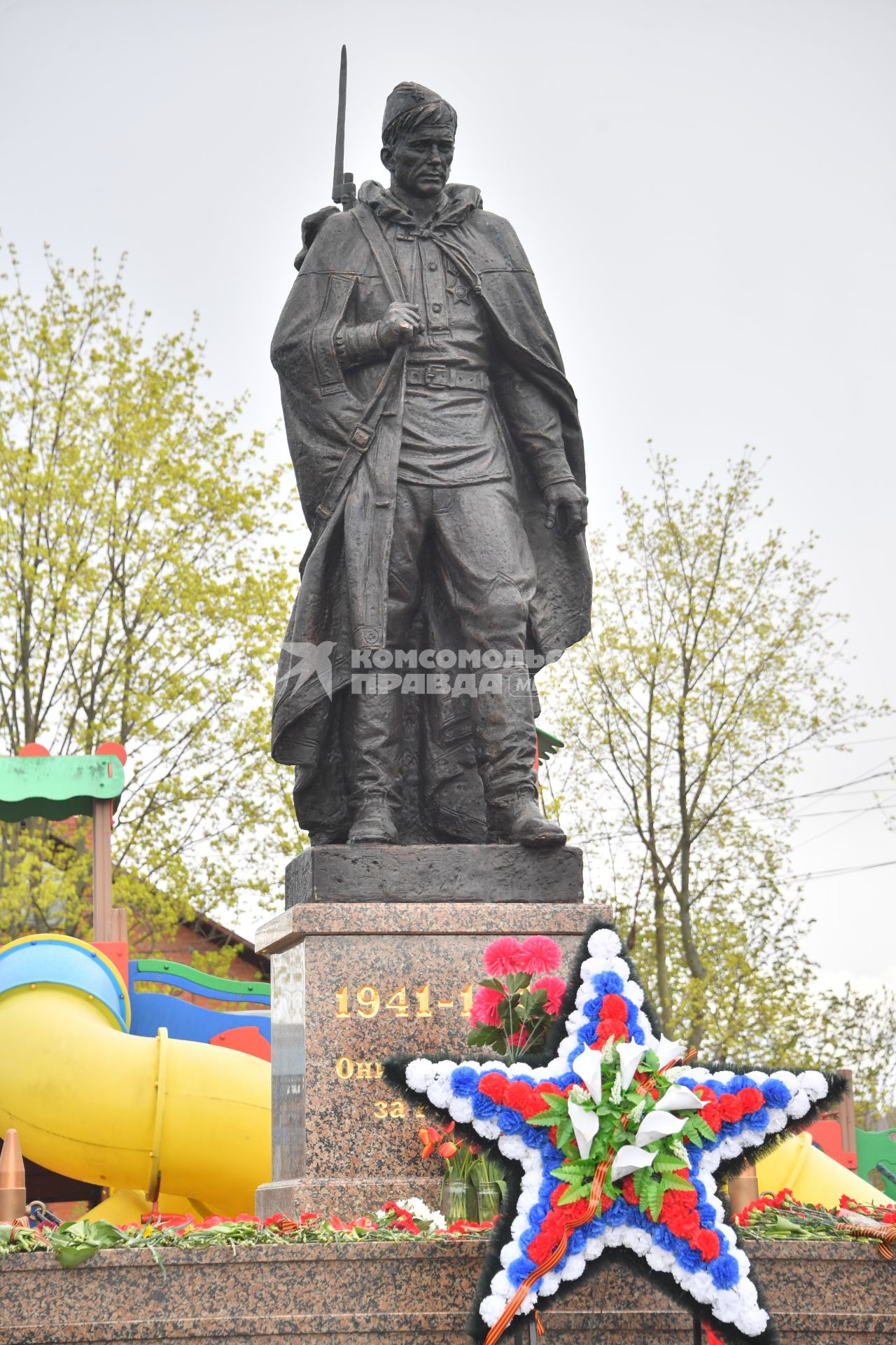 Московская область. д.Вялки. Памятник воинам-односельчанам, погибшим в годы Великой Отечественной войны, открыли в деревне Вялки после реконструкции. На постаменте - скульптура героя фильма `Они сражались за Родину` - рядового Петра Лопахина, в исполнении Василия Шукшина.