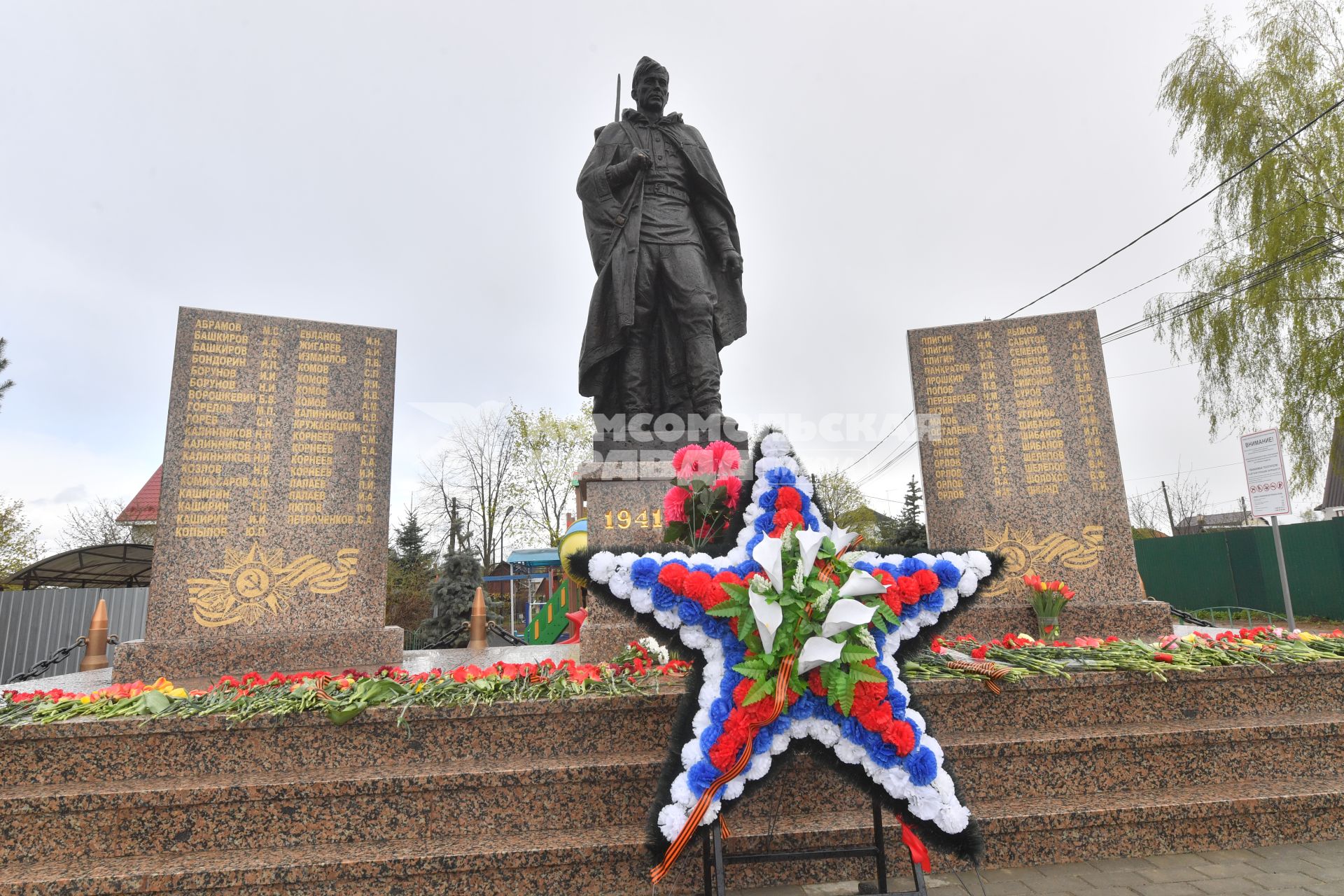 Московская область. д.Вялки. Памятник воинам-односельчанам, погибшим в годы Великой Отечественной войны, открыли в деревне Вялки после реконструкции. На постаменте - скульптура героя фильма `Они сражались за Родину` - рядового Петра Лопахина, в исполнении Василия Шукшина.