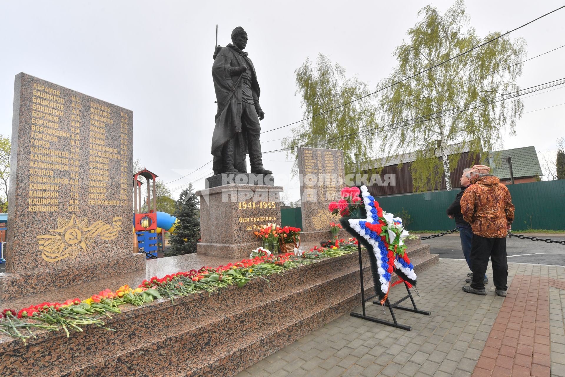 Московская область. д.Вялки. Памятник воинам-односельчанам, погибшим в годы Великой Отечественной войны, открыли в деревне Вялки после реконструкции. На постаменте - скульптура героя фильма `Они сражались за Родину` - рядового Петра Лопахина, в исполнении Василия Шукшина.