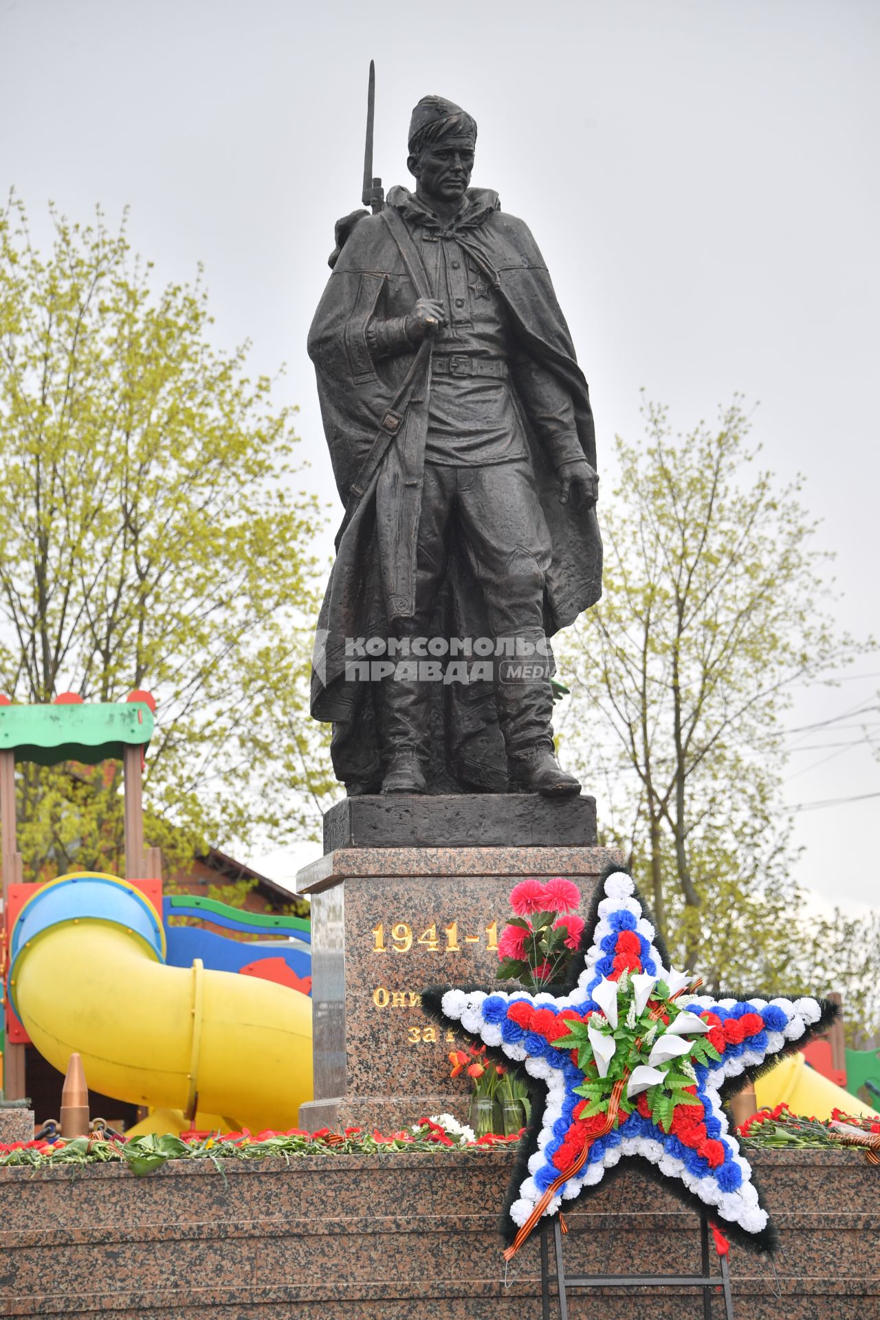 Московская область. д.Вялки. Памятник воинам-односельчанам, погибшим в годы Великой Отечественной войны, открыли в деревне Вялки после реконструкции. На постаменте - скульптура героя фильма `Они сражались за Родину` - рядового Петра Лопахина, в исполнении Василия Шукшина.