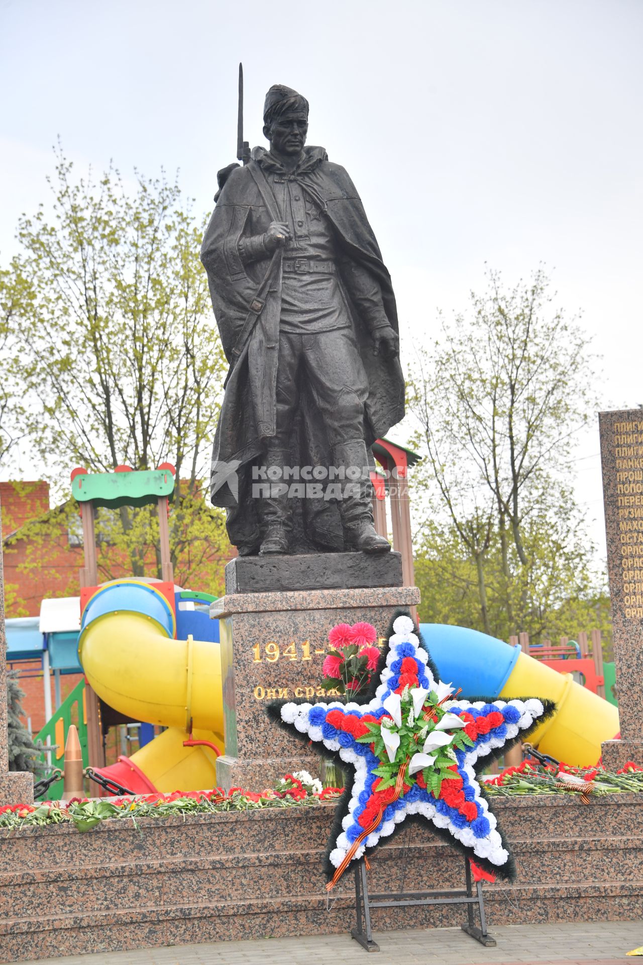 Московская область. д.Вялки. Памятник воинам-односельчанам, погибшим в годы Великой Отечественной войны, открыли в деревне Вялки после реконструкции. На постаменте - скульптура героя фильма `Они сражались за Родину` - рядового Петра Лопахина, в исполнении Василия Шукшина.