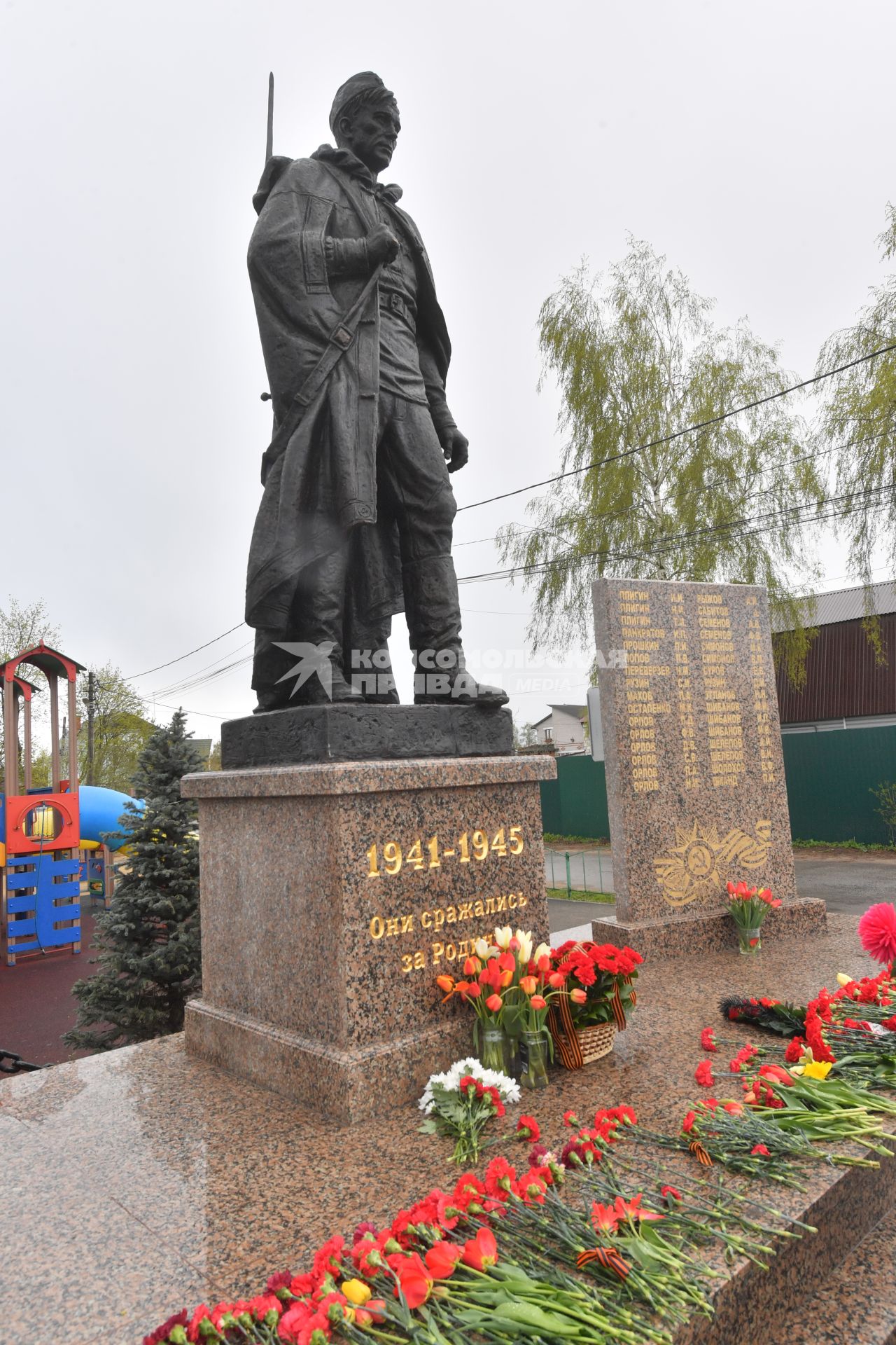 Московская область. д.Вялки. Памятник воинам-односельчанам, погибшим в годы Великой Отечественной войны, открыли в деревне Вялки после реконструкции. На постаменте - скульптура героя фильма `Они сражались за Родину` - рядового Петра Лопахина, в исполнении Василия Шукшина.