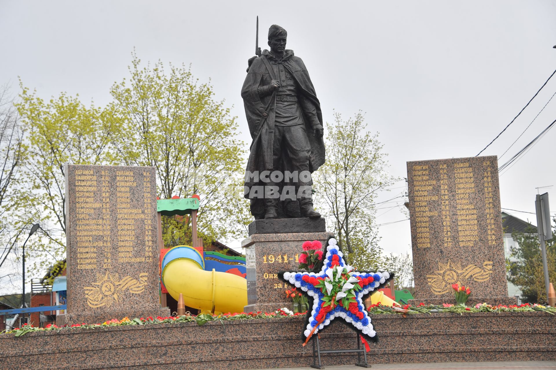 Московская область. д.Вялки. Памятник воинам-односельчанам, погибшим в годы Великой Отечественной войны, открыли в деревне Вялки после реконструкции. На постаменте - скульптура героя фильма `Они сражались за Родину` - рядового Петра Лопахина, в исполнении Василия Шукшина.