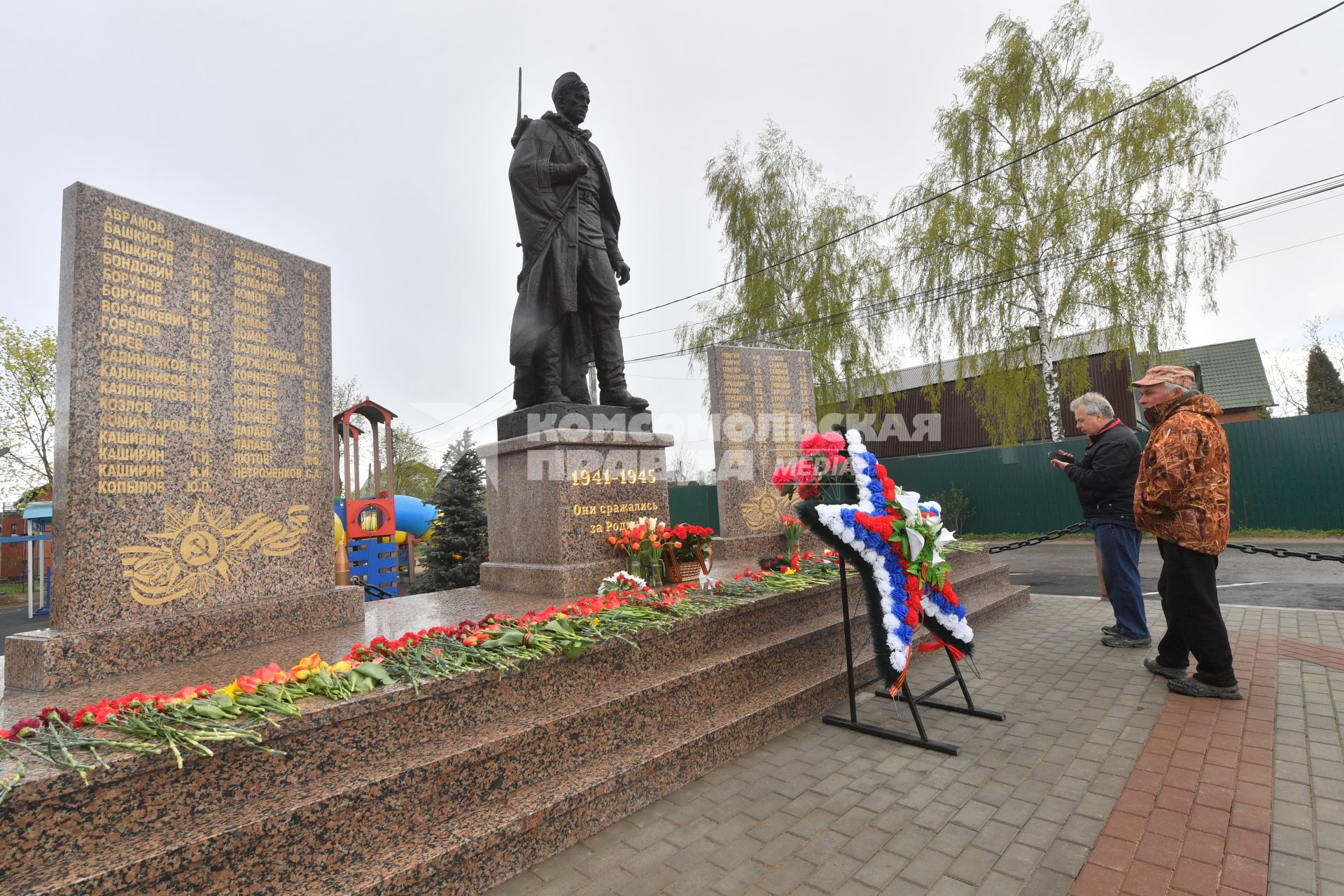 Московская область. д.Вялки. Памятник воинам-односельчанам, погибшим в годы Великой Отечественной войны, открыли в деревне Вялки после реконструкции. На постаменте - скульптура героя фильма `Они сражались за Родину` - рядового Петра Лопахина, в исполнении Василия Шукшина.