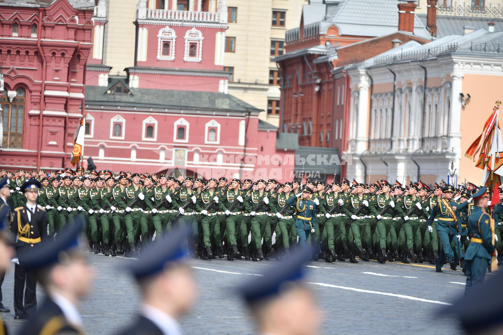 Москва. Курсанты Михайловской военной артиллерийской академии во время генеральной репетиции парада на Красной площади, посвященного 77-й годовщине Победы в Великой Отечественной войне.