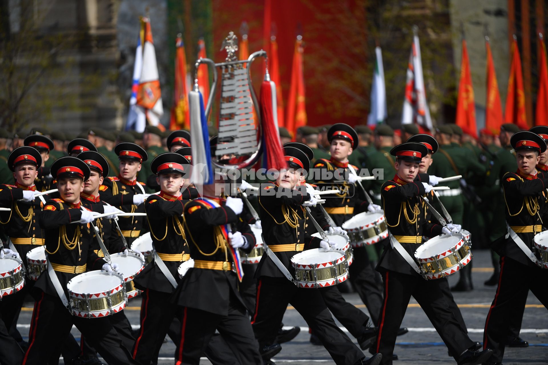 Москва. Курсанты Московского военно-музыкального училища имени генерал-лейтенанта В.М.Халилова во время генеральной репетиции парада на Красной площади, посвященного 77-й годовщине Победы в Великой Отечественной войне.