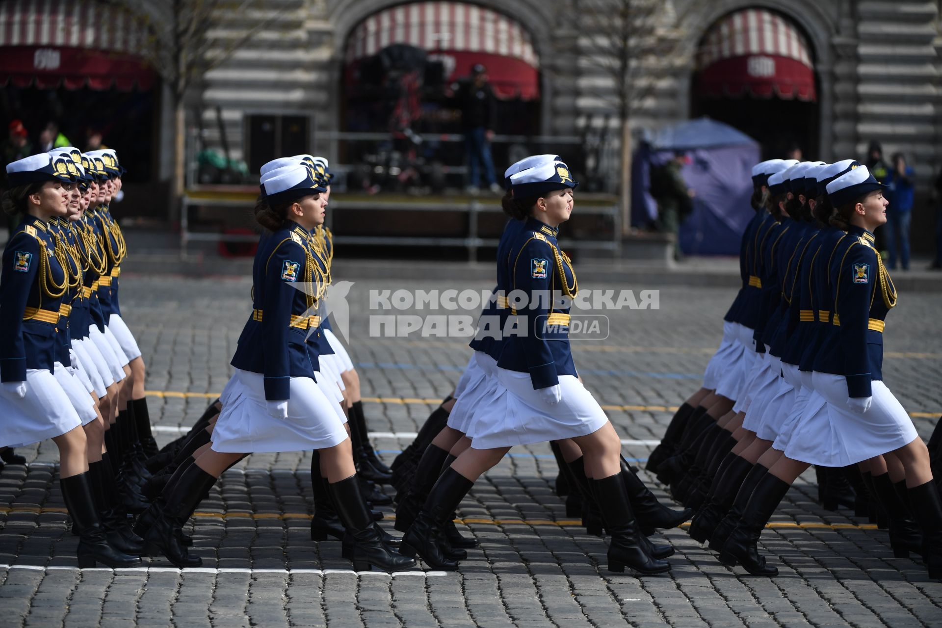 Москва. Курсантки Военно-космической академии имени А.Ф. Можайского во время генеральной репетиции парада на Красной площади, посвященного 77-й годовщине Победы в Великой Отечественной войне.