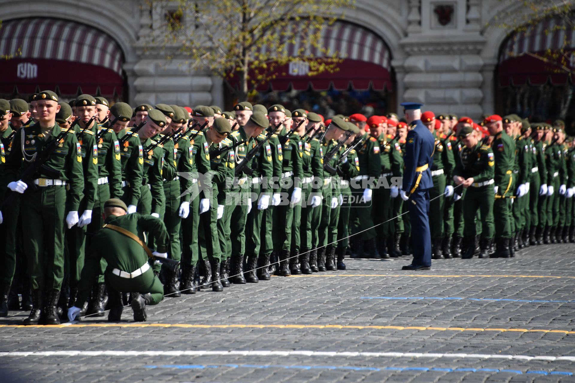 Москва. Военнослужащие парадных расчетов во время генеральной репетиции парада на Красной площади, посвященного 77-й годовщине Победы в Великой Отечественной войне.