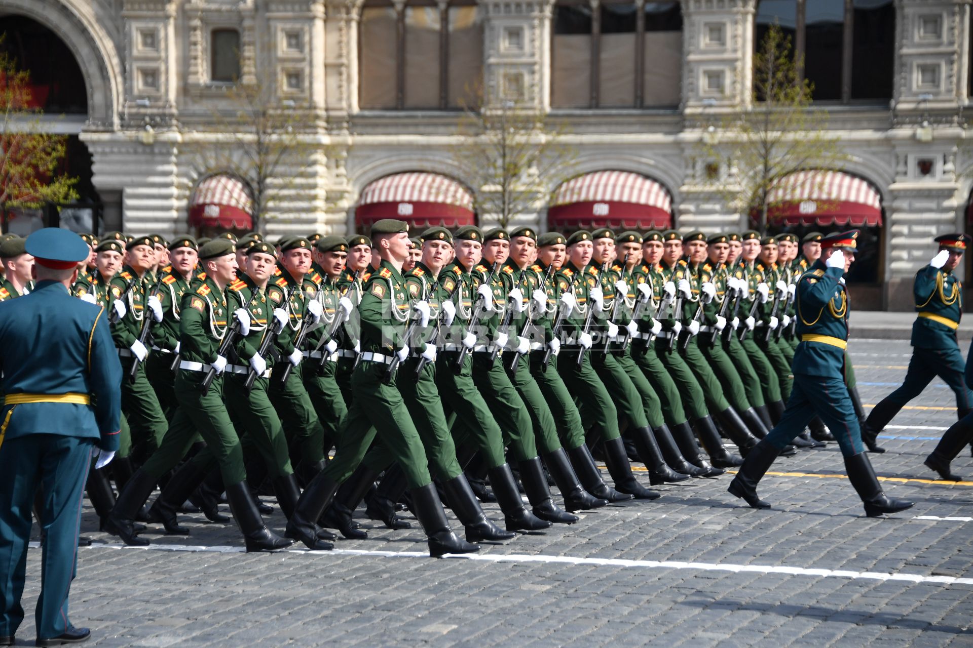 Москва. Курсанты Военного университета имени князя Александра Невского во время генеральной репетиции парада на Красной площади, посвященного 77-й годовщине Победы в Великой Отечественной войне.