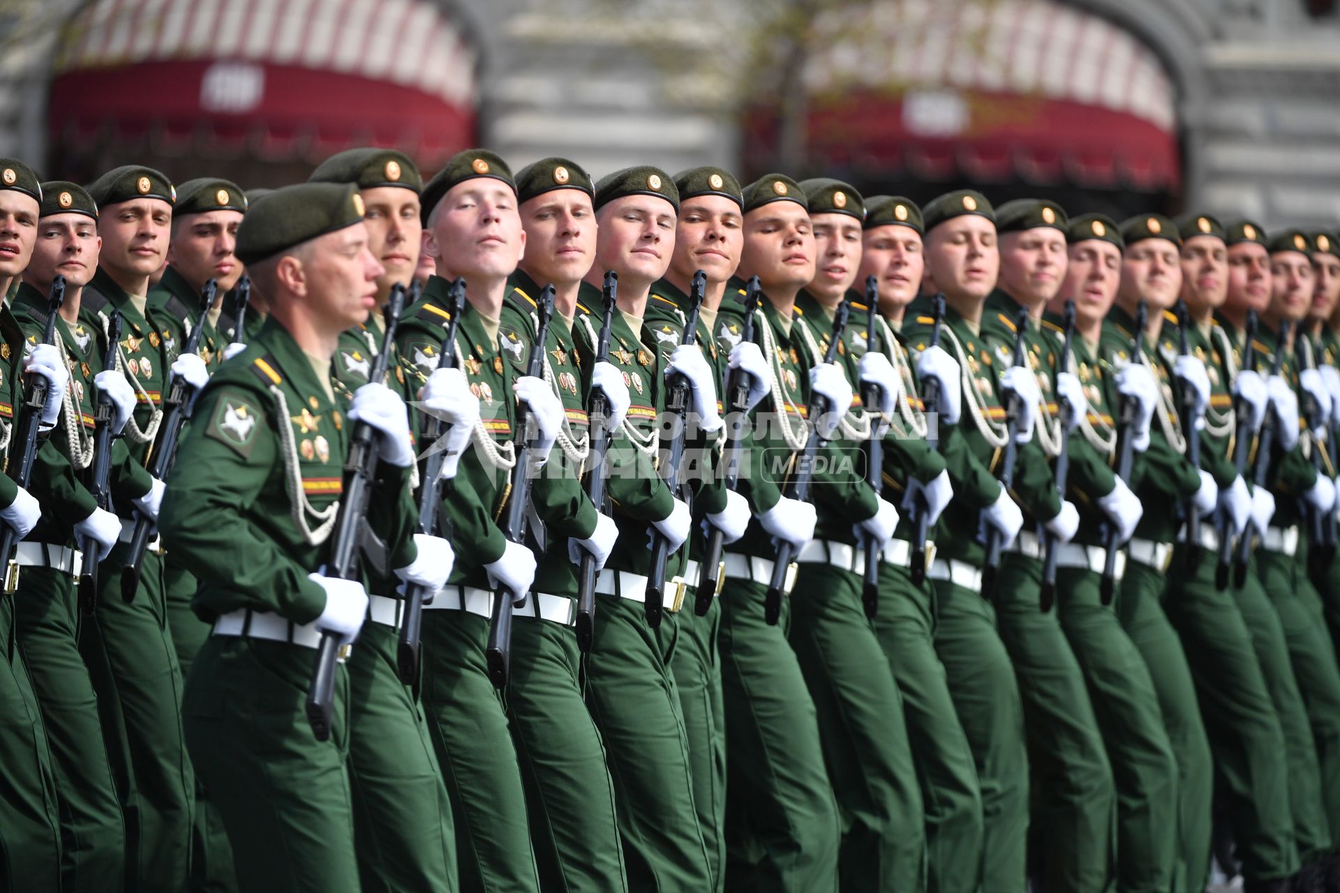 Москва. Курсанты Михайловской военной артиллерийской академии во время генеральной репетиции парада на Красной площади, посвященного 77-й годовщине Победы в Великой Отечественной войне.