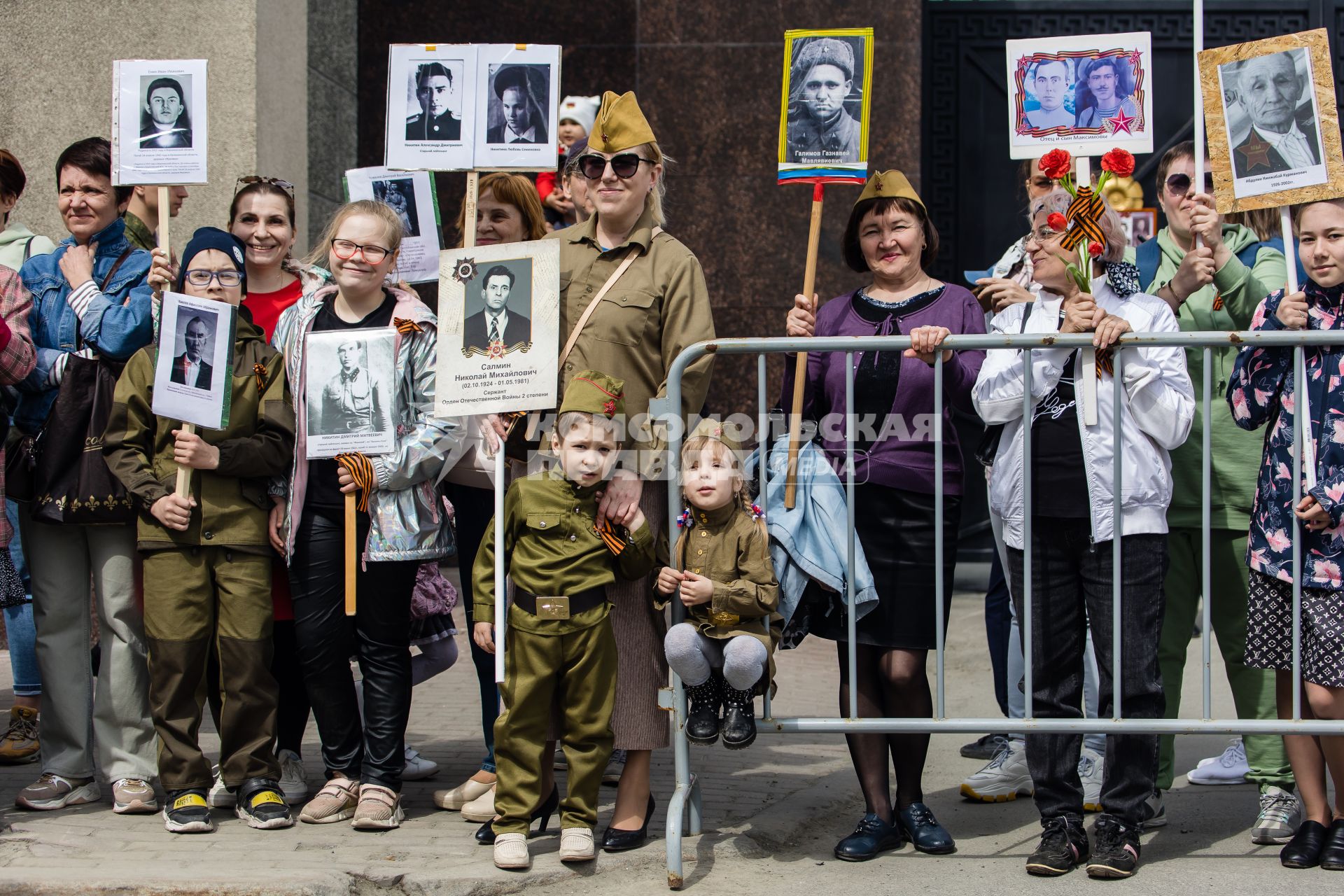 Челябинск. Участники акции `Бессмертный полк`, посвященной 77-й годовщине Победы в Великой Отечественной войне.