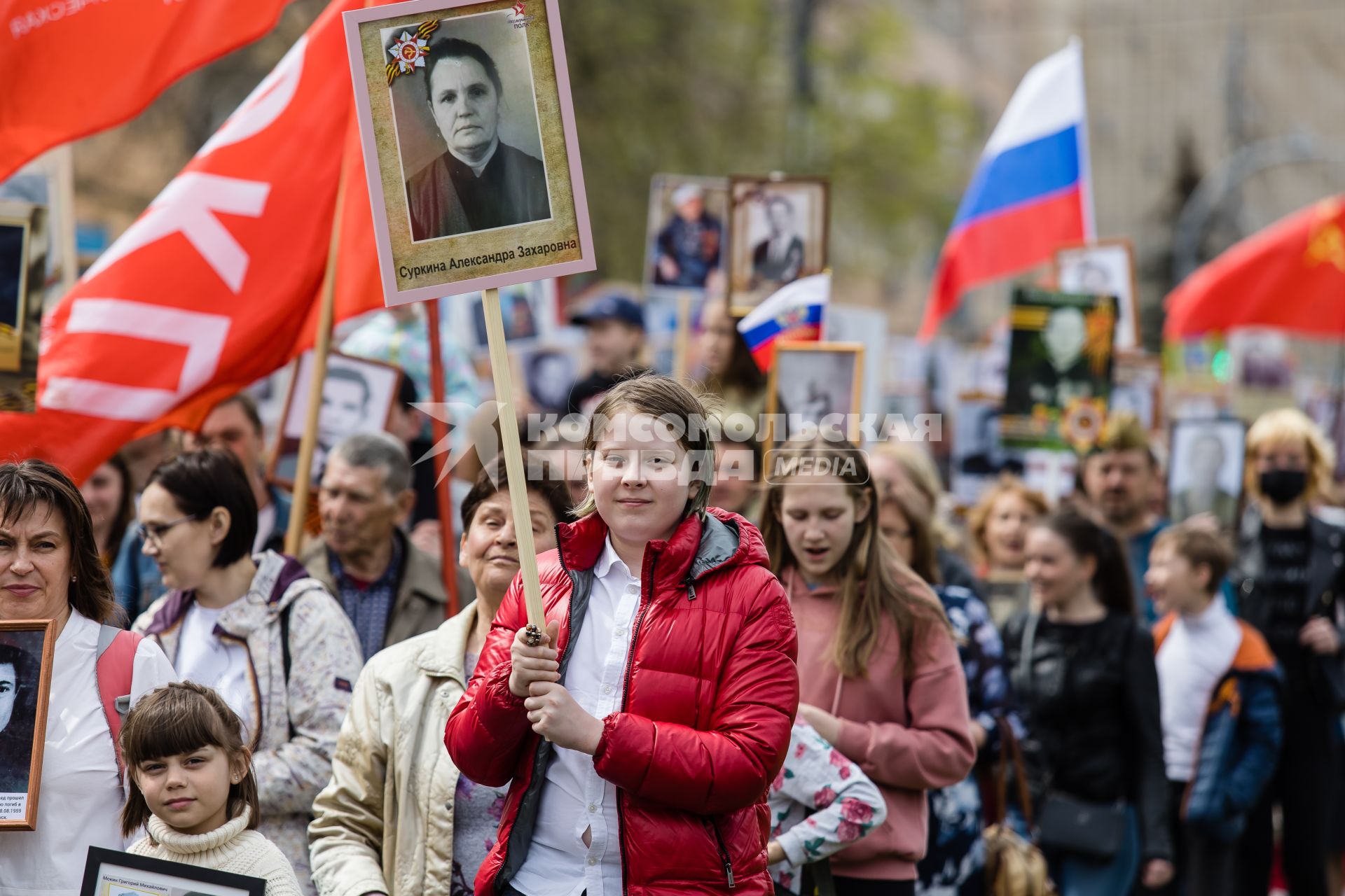 Челябинск. Участники акции `Бессмертный полк`, посвященной 77-й годовщине Победы в Великой Отечественной войне.