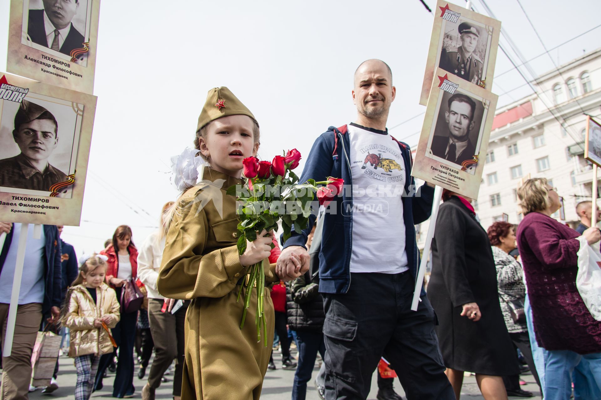 Челябинск. Участники акции `Бессмертный полк`, посвященной 77-й годовщине Победы в Великой Отечественной войне.