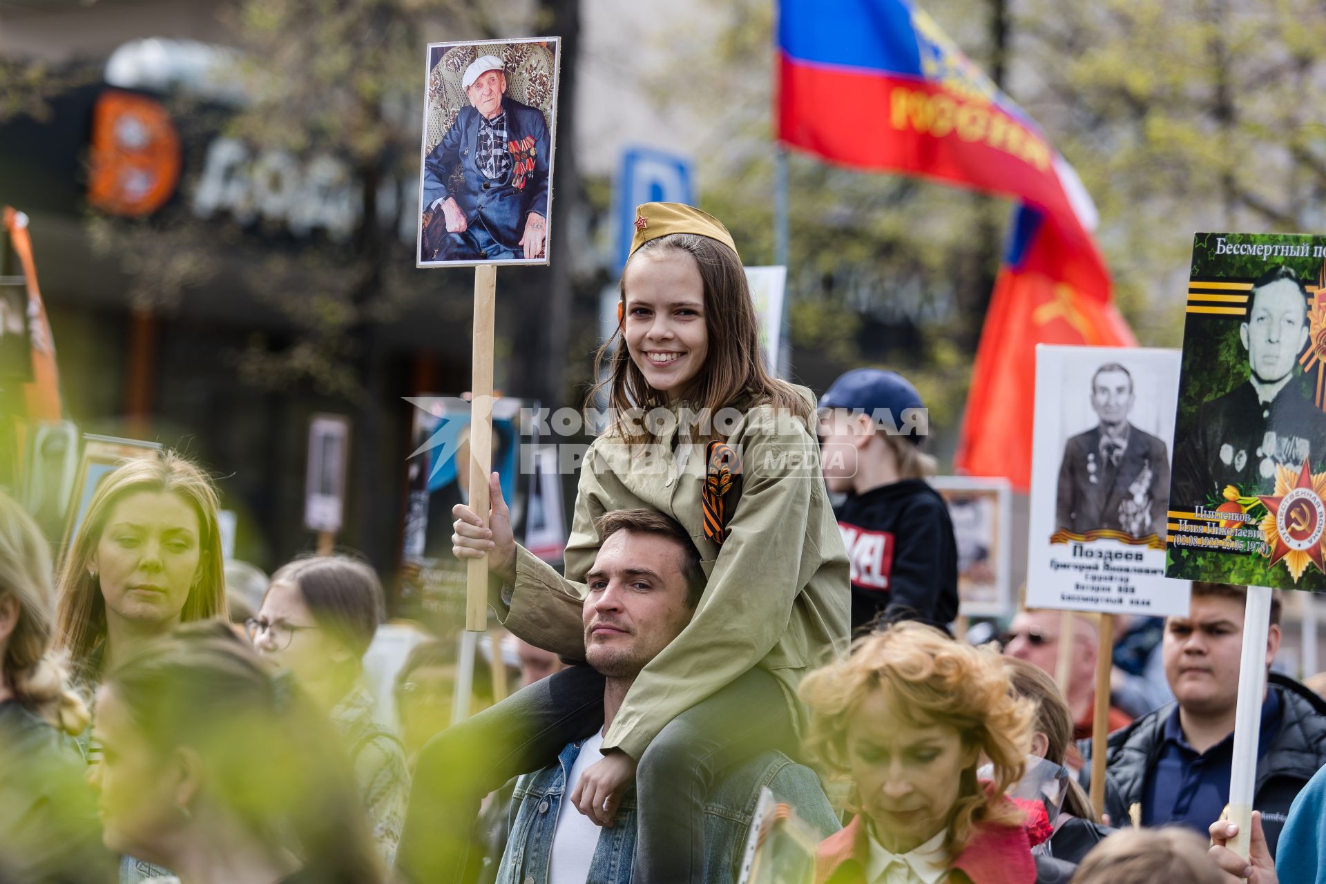 Челябинск. Участники акции `Бессмертный полк`, посвященной 77-й годовщине Победы в Великой Отечественной войне.