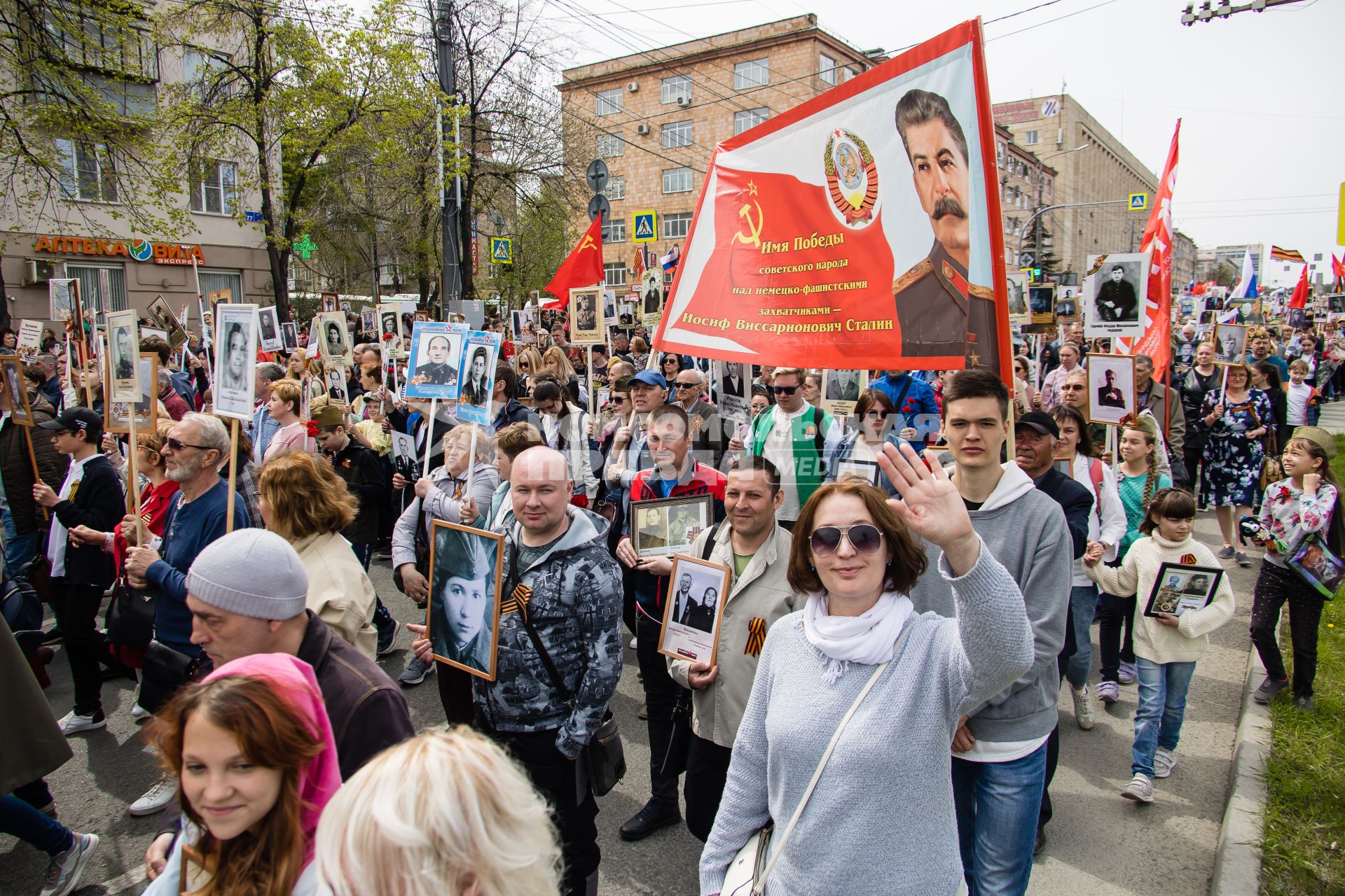 Челябинск. Участники акции `Бессмертный полк`, посвященной 77-й годовщине Победы в Великой Отечественной войне.