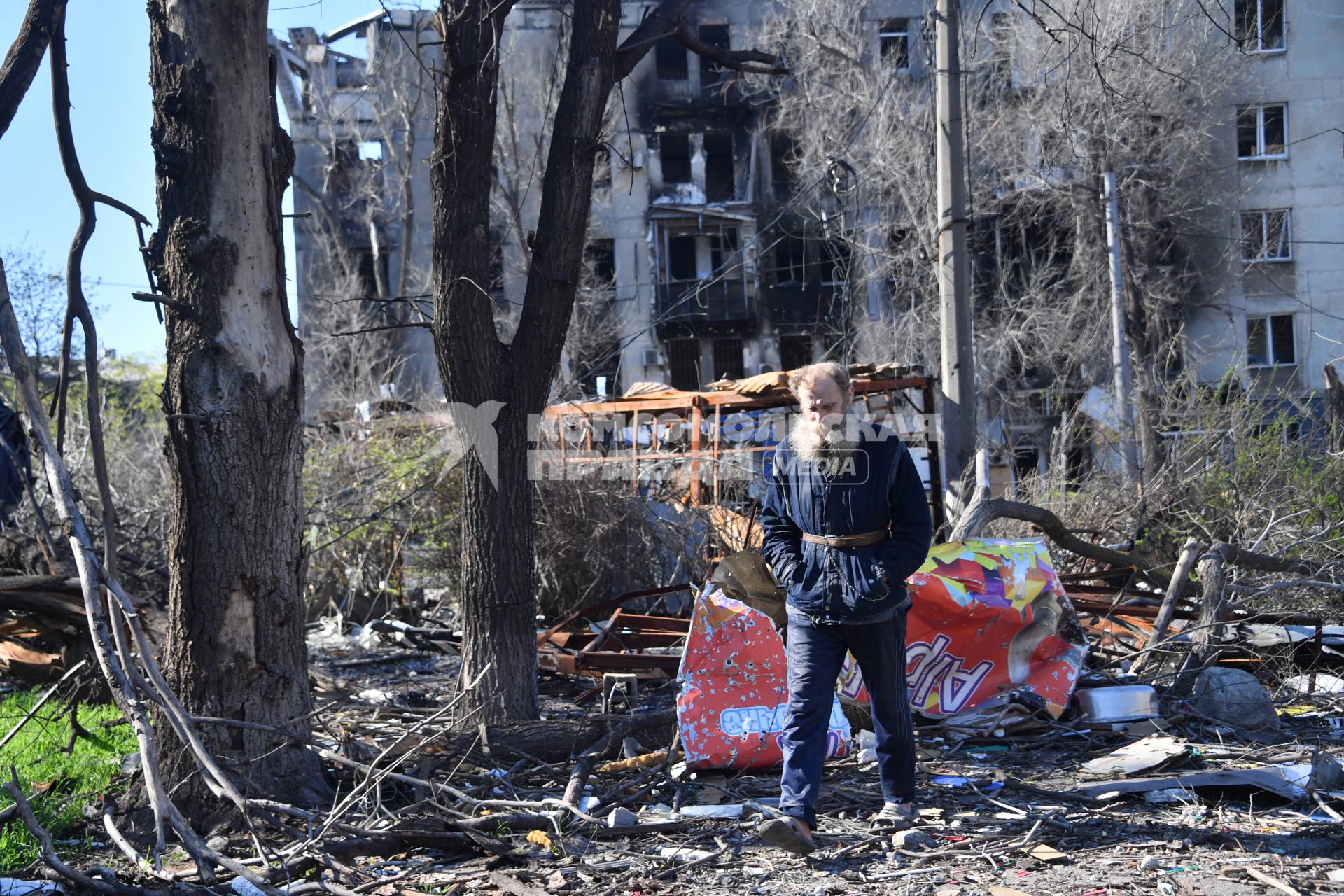 Мариуполь, Донецкая народная республика. Жители  на улице разрушенного города.