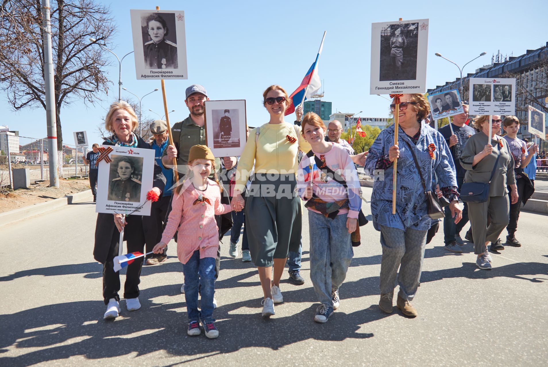 Пермь. Участники акции `Бессмертный полк`, посвященной 77-й годовщине Победы в Великой Отечественной войне.